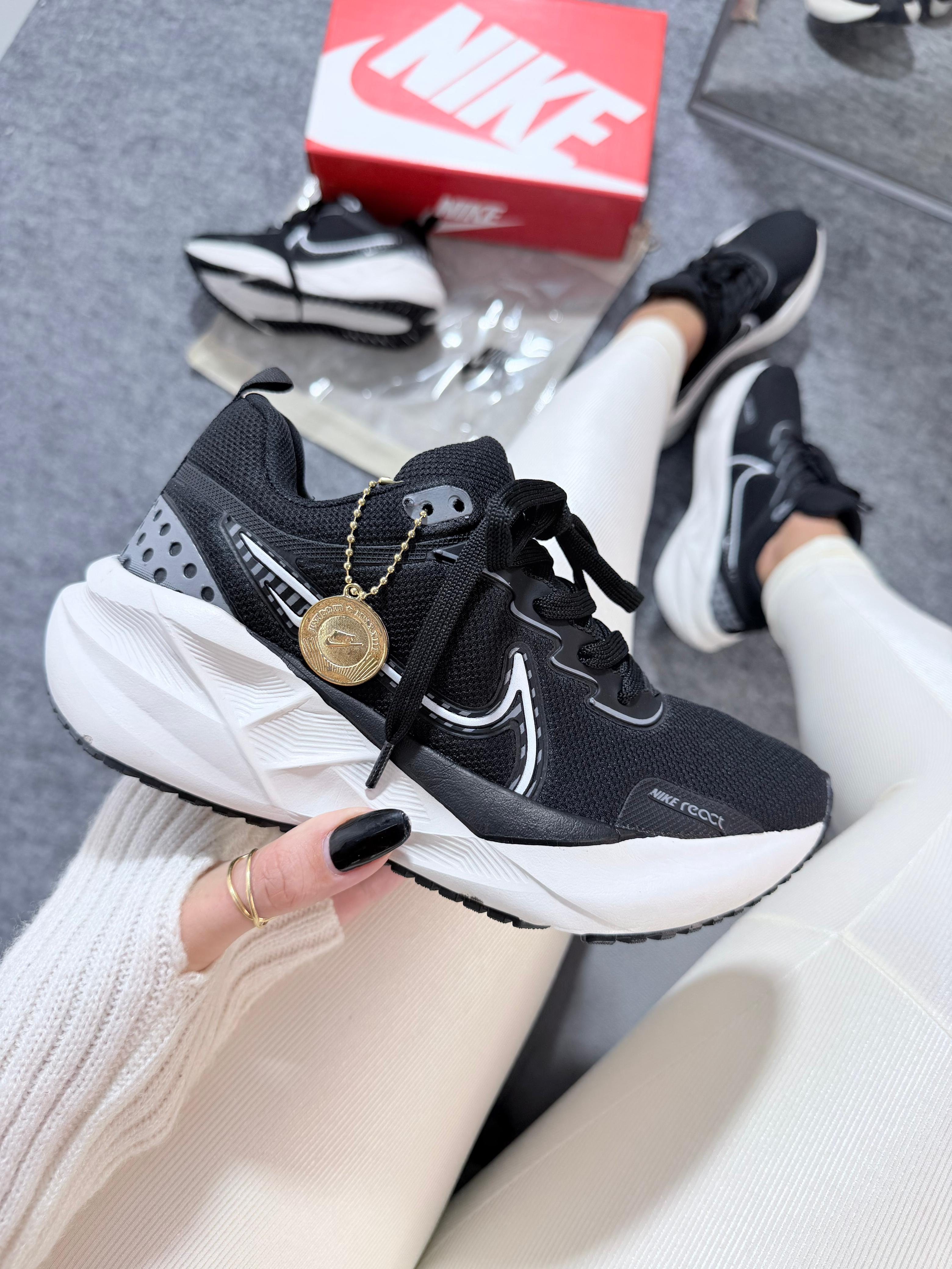 Tênis NK Zoom React Preto/Branco