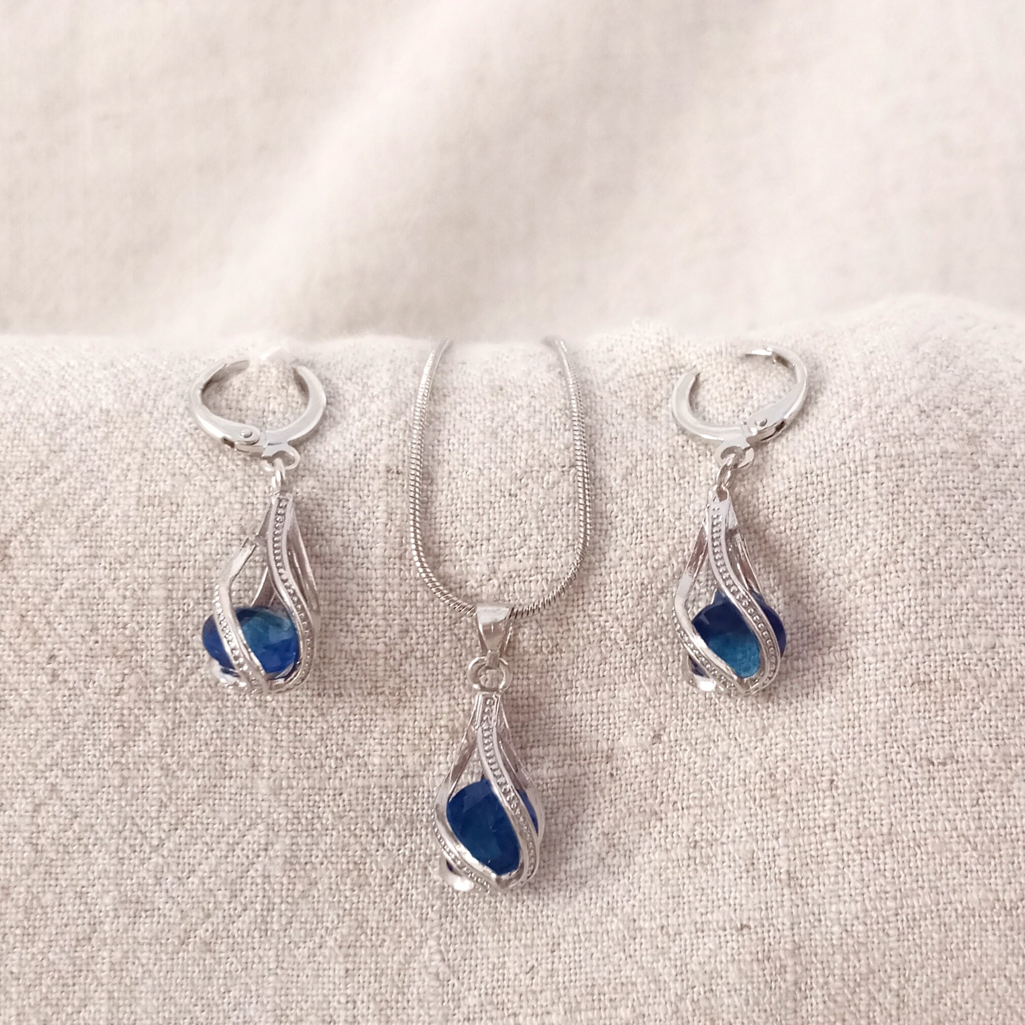 Conjunto Veneziana Gota Azul Royal Cravejado Banhado a Prata 925