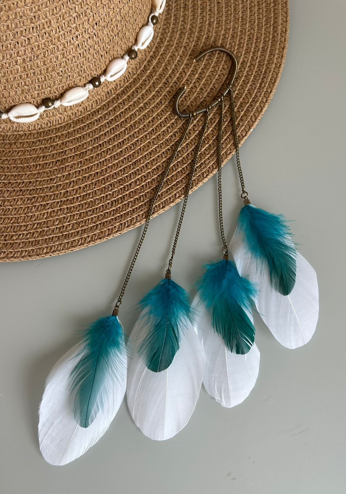 Ear Cuff Ouro Velho com Penas Azuis e Brancas