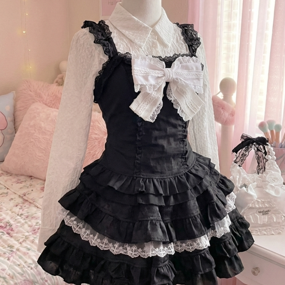 Vestido Dark Coquette com Detalhes em Renda Rodado e Laço Frontal