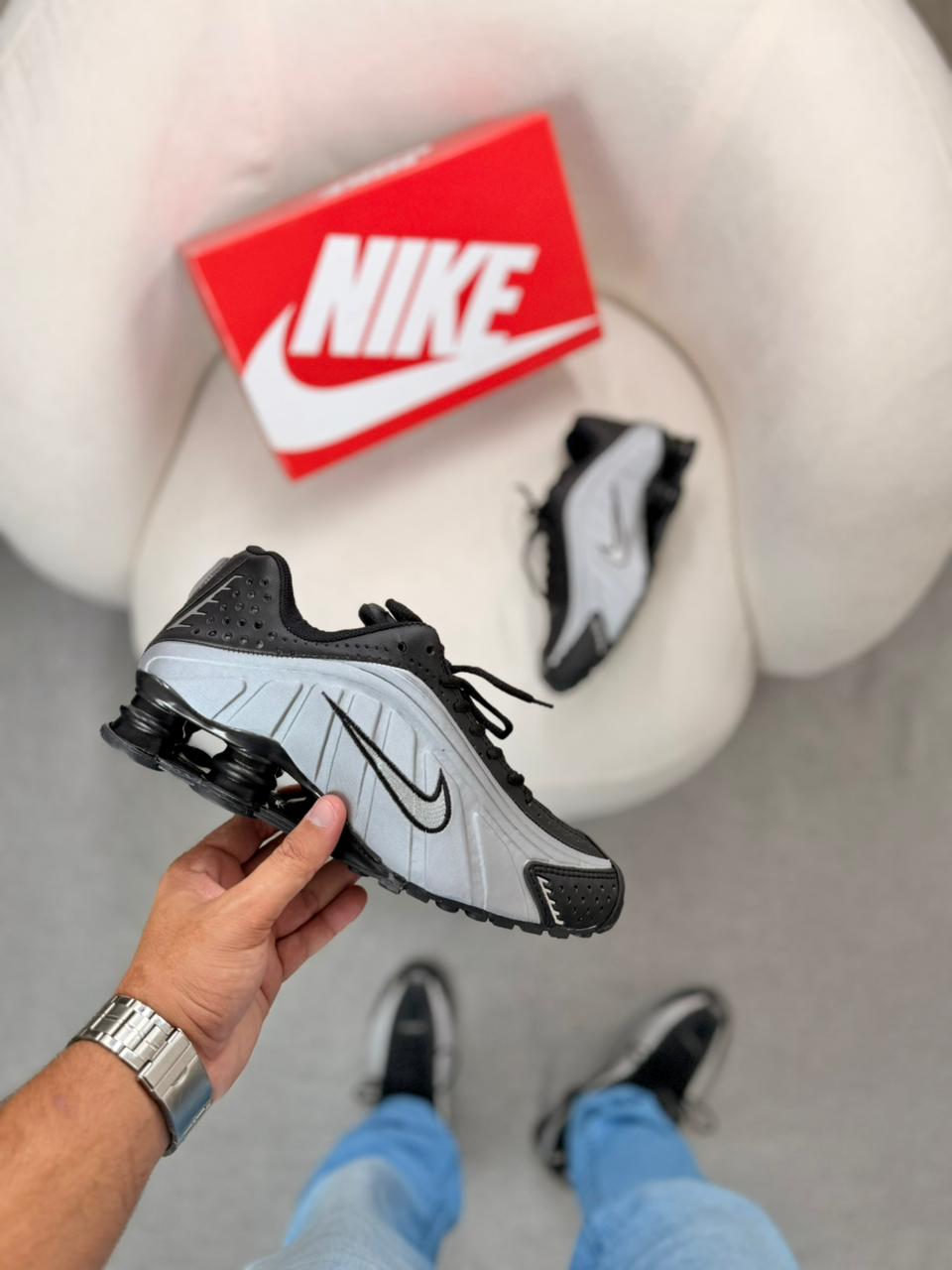 Tênis Masculino Nike R4 Preto/Cinza   Lifestyle Moderno e Confortável