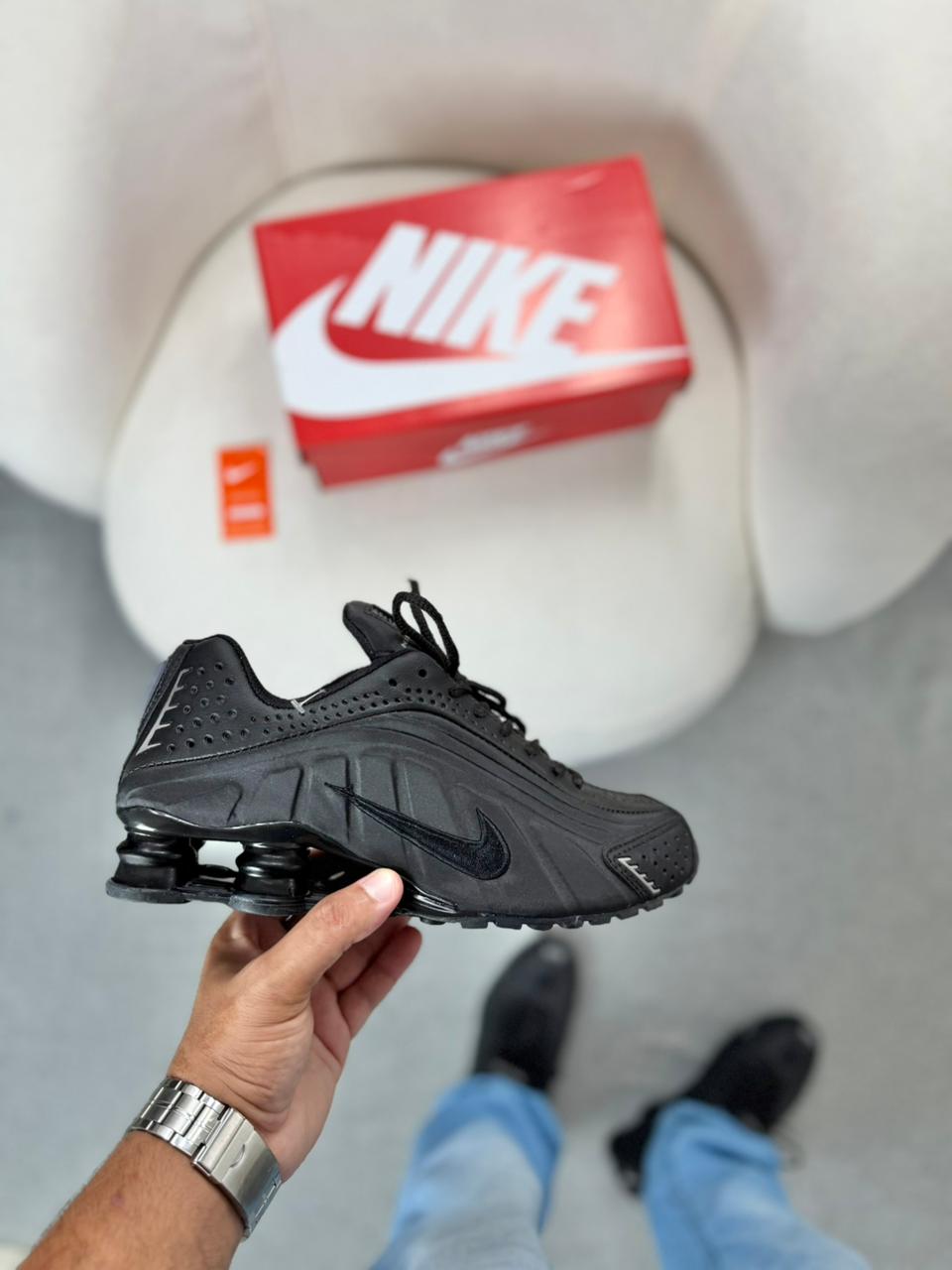 Tênis Masculino Nike R4 Preto   Lifestyle Moderno, Leve e Confortável