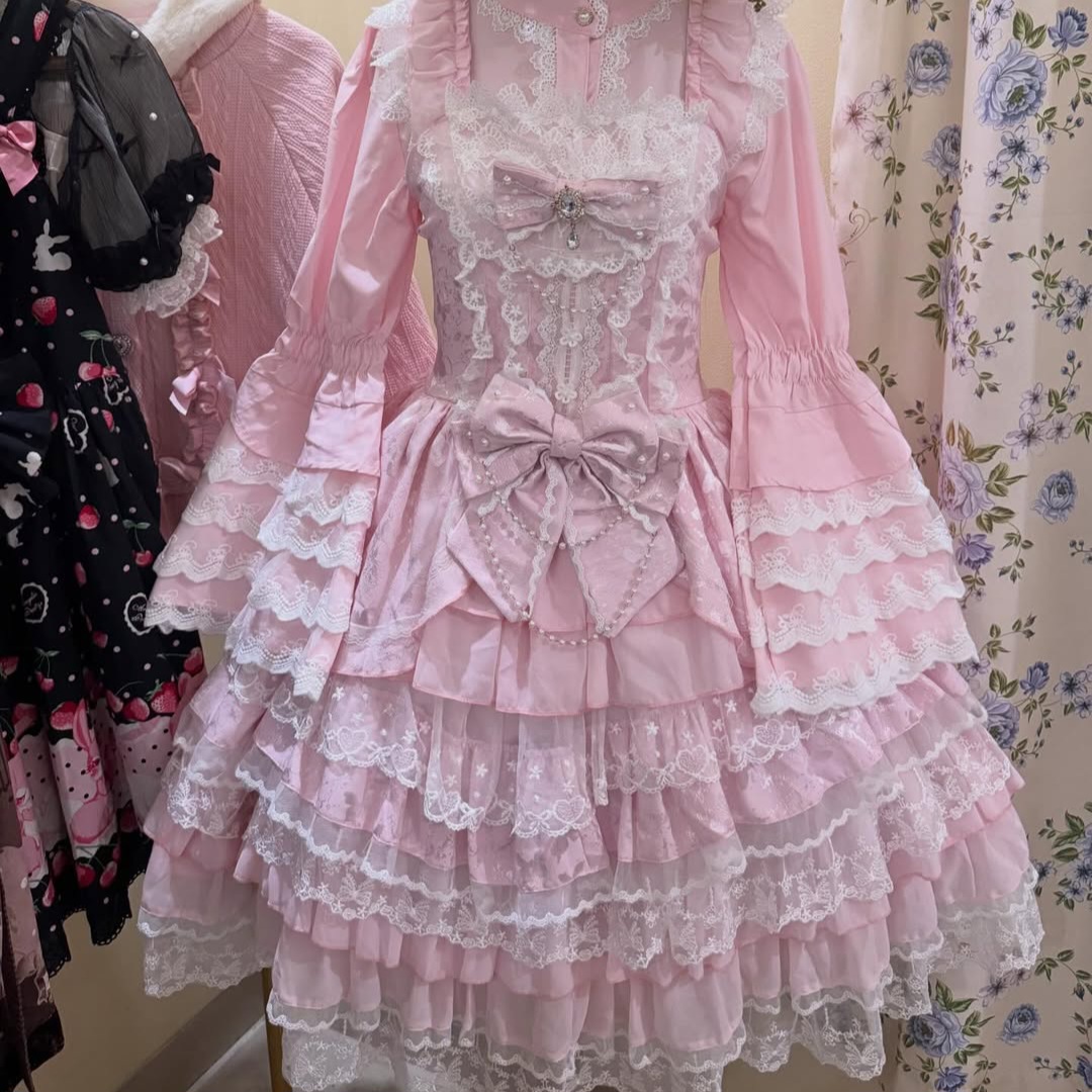 Vestido Lolita Rosa com Renda Branca e Brilhos com Laços Enfeitados