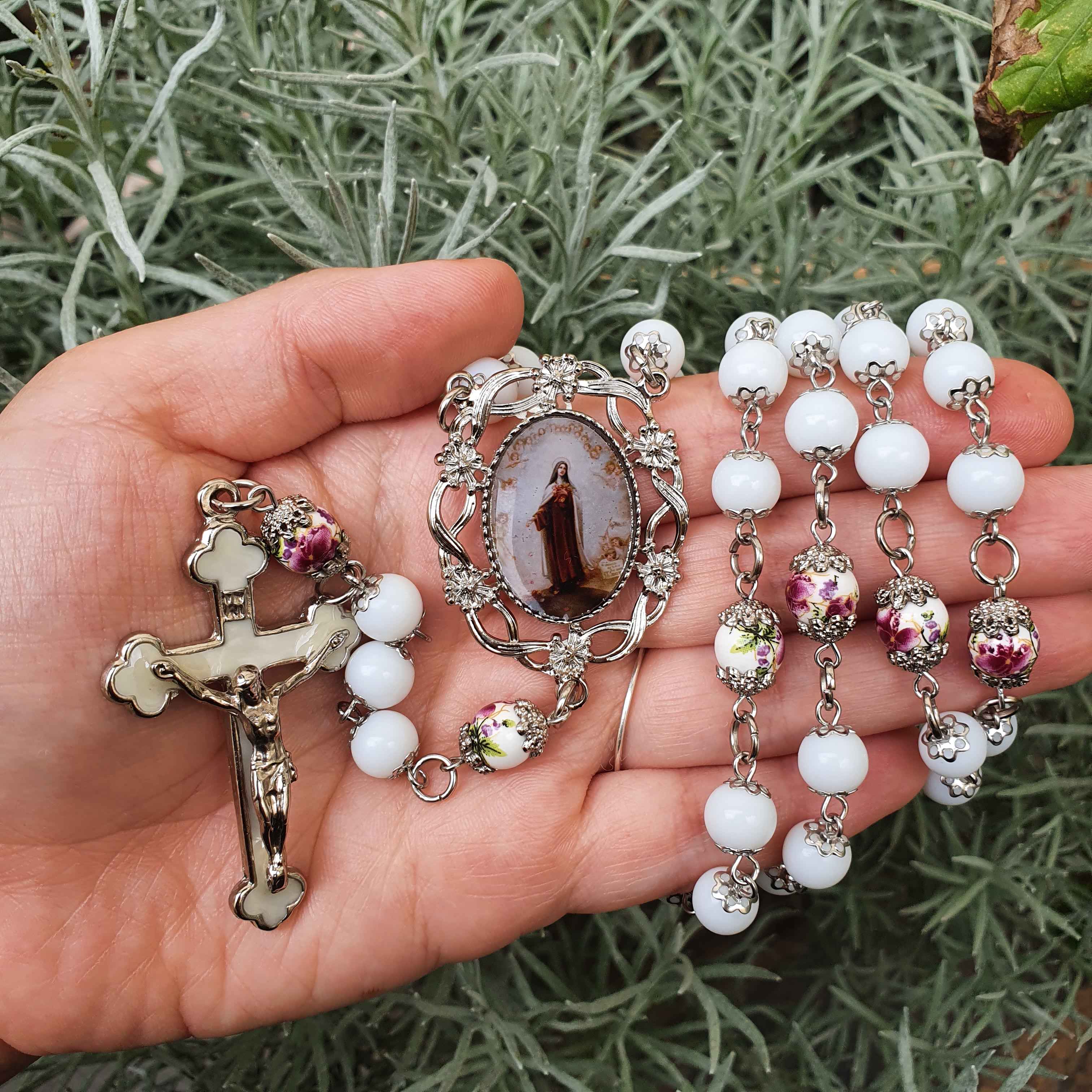 Terço de Santa Teresinha com contas de cerâmica floral