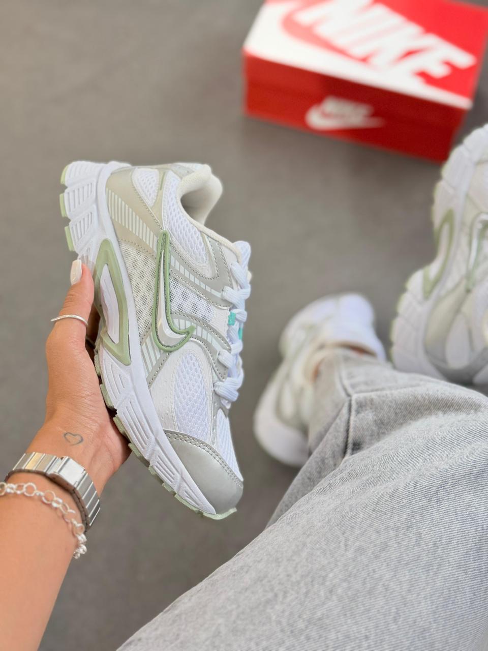 Tênis Nike V5 RNS (GS) Feminino Branco/Verde   Conforto Máximo, Leveza e Estilo Moderno