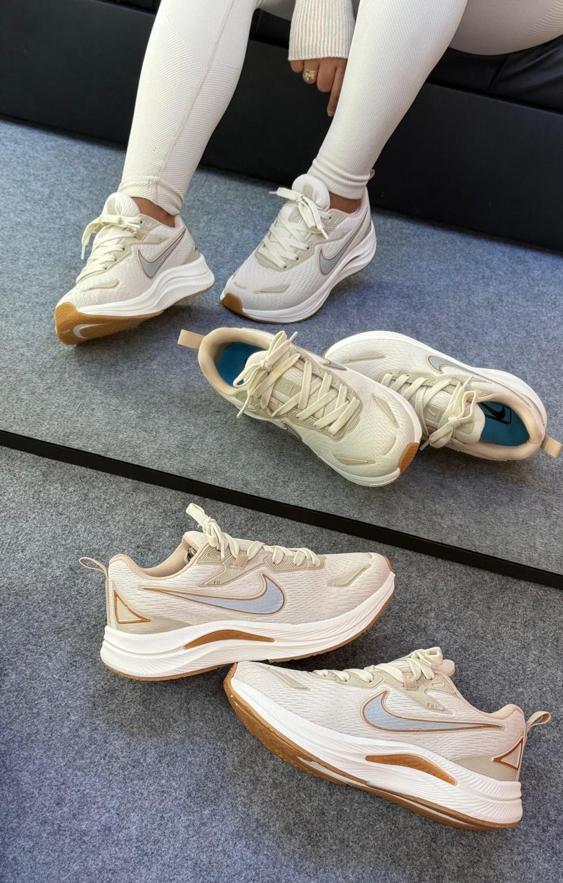 Tênis Nike Fit Running EST 1972 Feminino Nude/Off   Conforto e Leveza para Academia