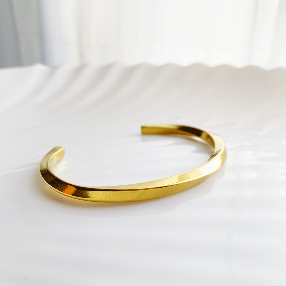 Bracelete Liso Dourado em Aço Inoxidável