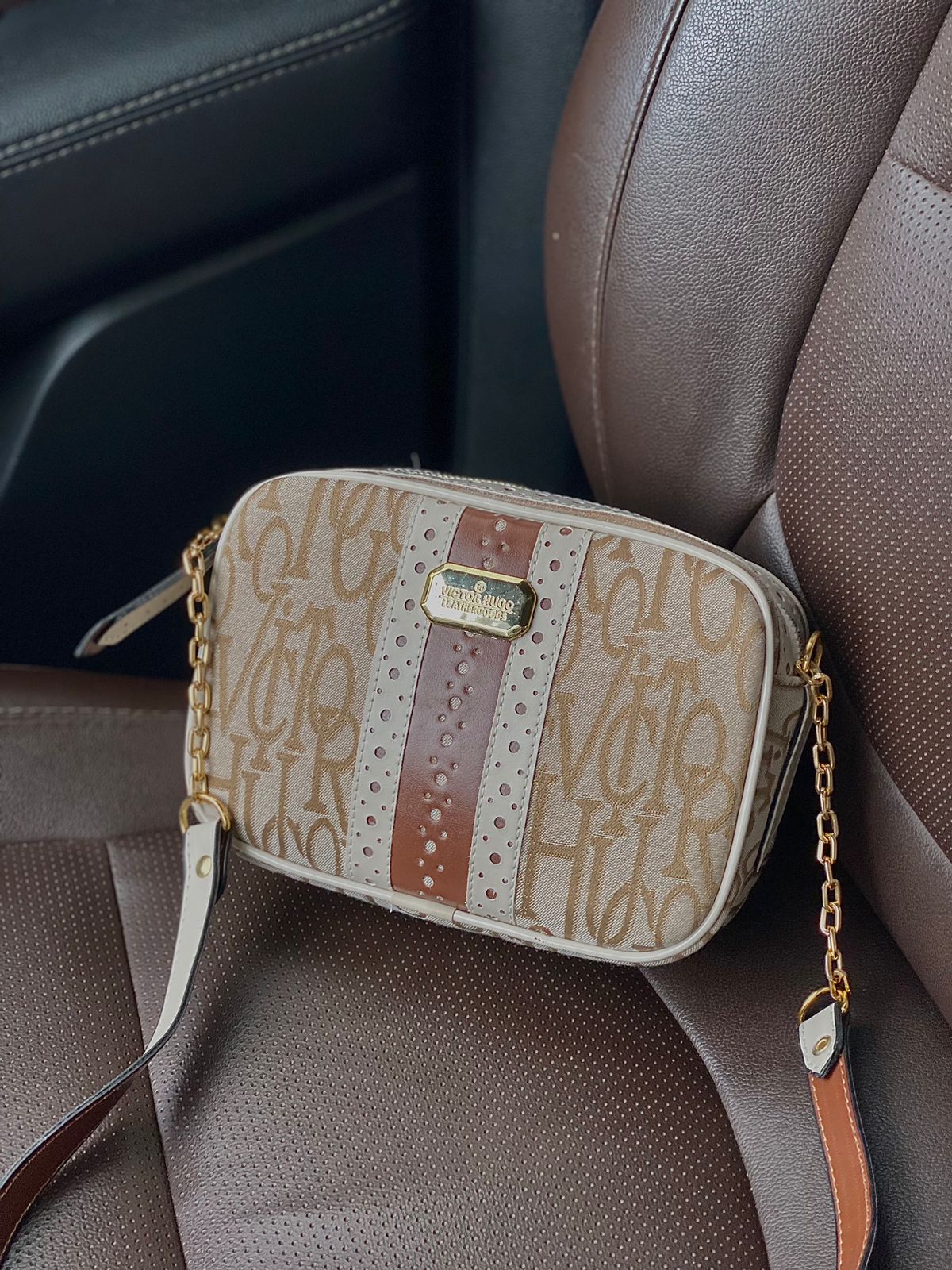 Bolsa Feminina Transversal Monograma Premium   Sofisticação e Estilo em Cada Detalhe