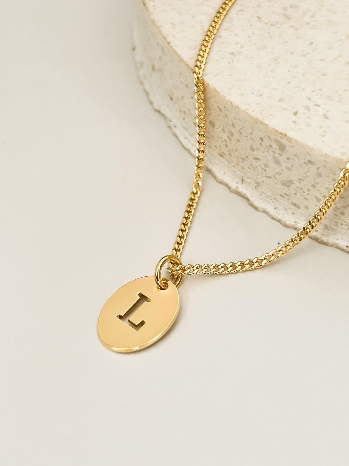 Colar infantil masculino medalha oval com letra banhado a ouro