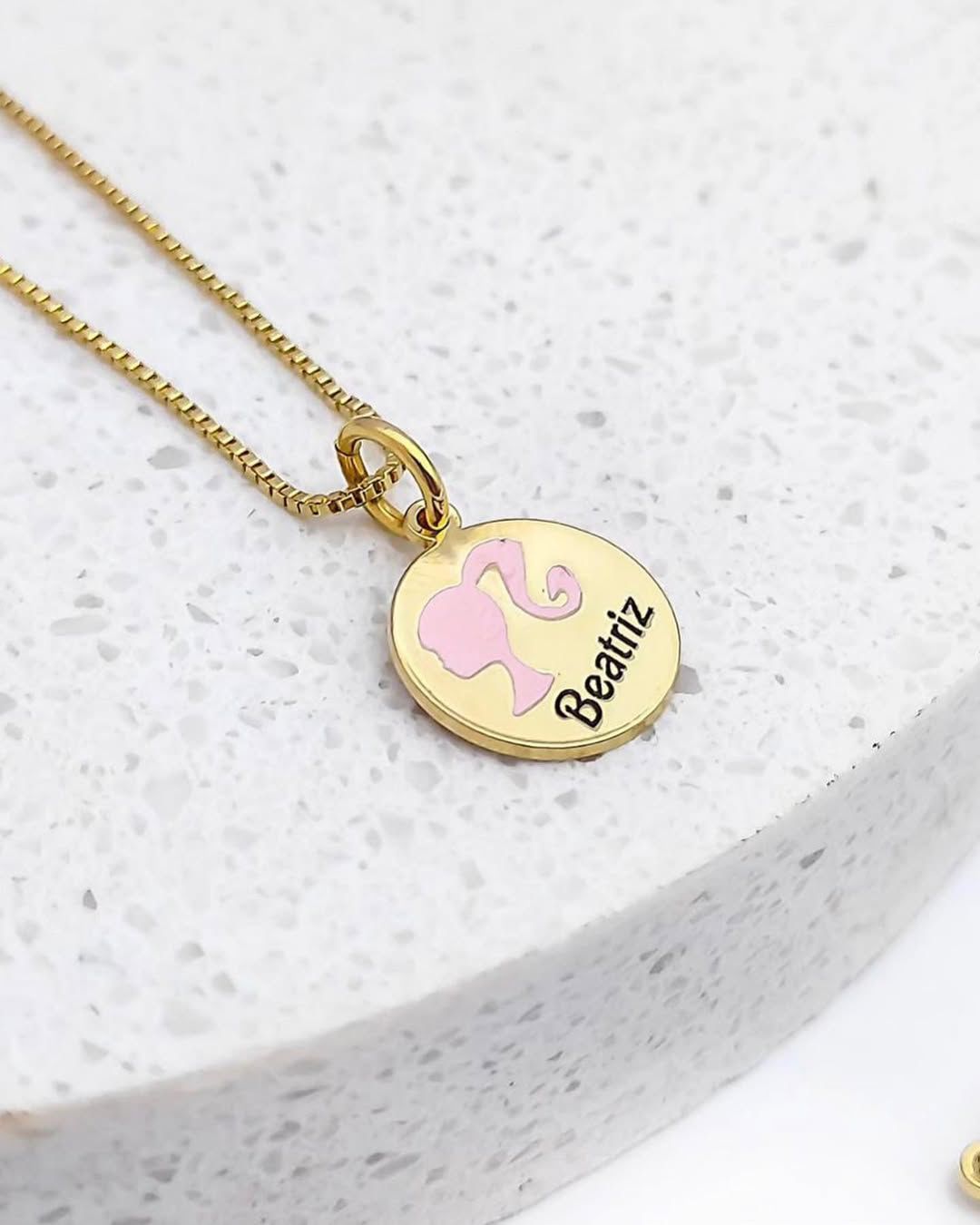 Colar infantil medalha Barbie banhado a ouro