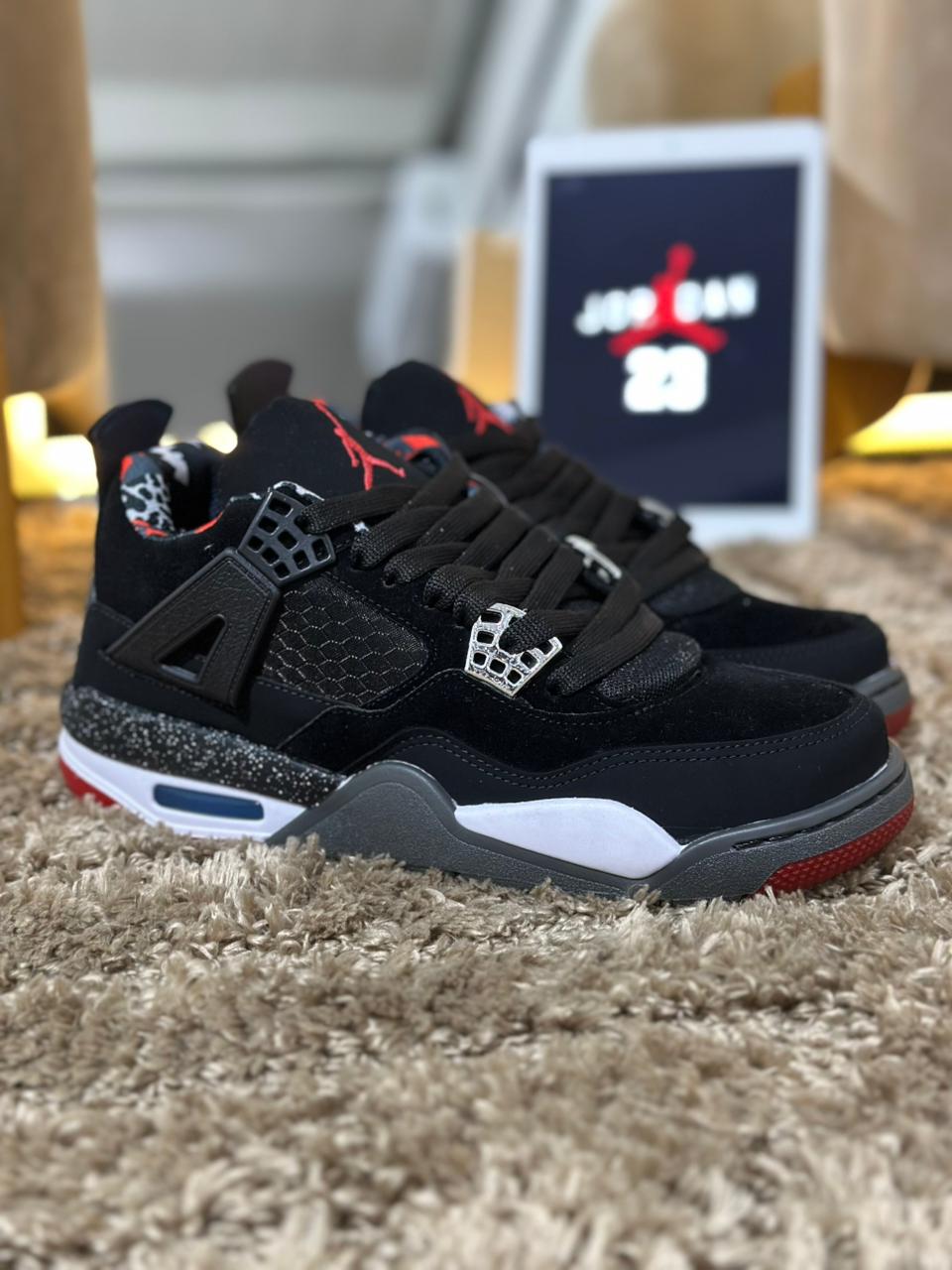 Air Jordan 4 - Preto/Branco/Vermelho