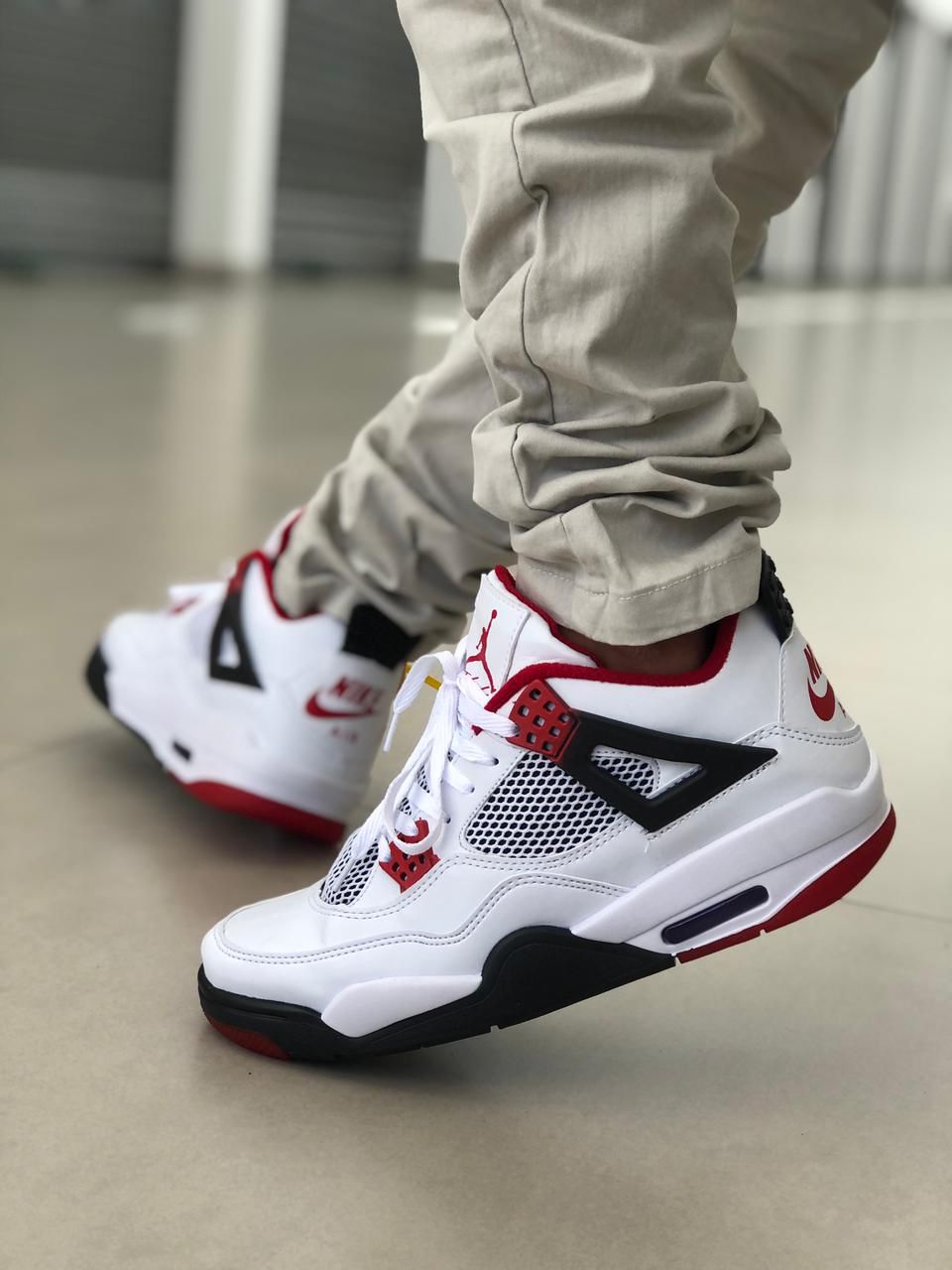 Air Jordan 4 - Branco/Preto/Vermelho