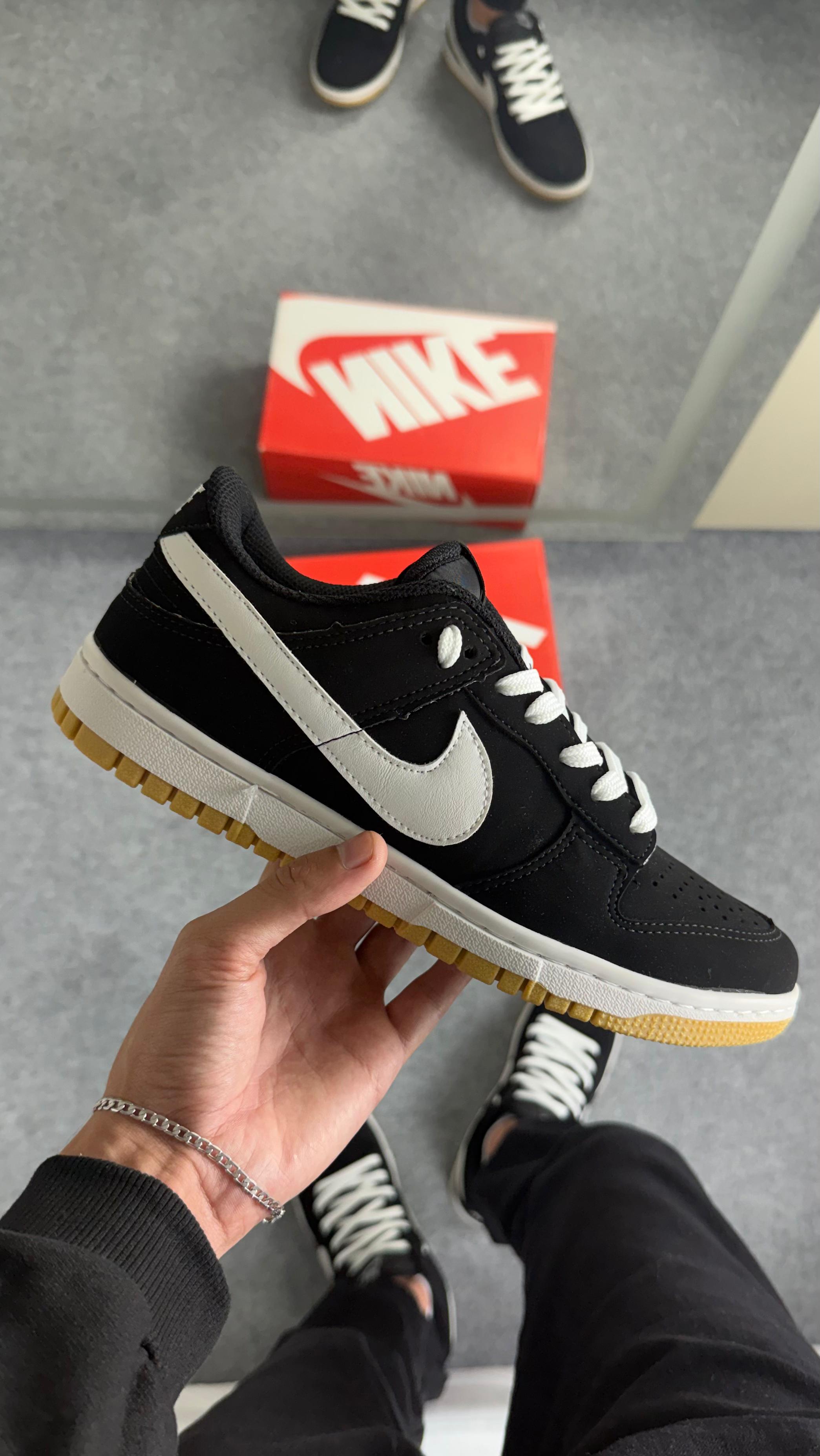 Nike Dunk Low - Preto Nobuck