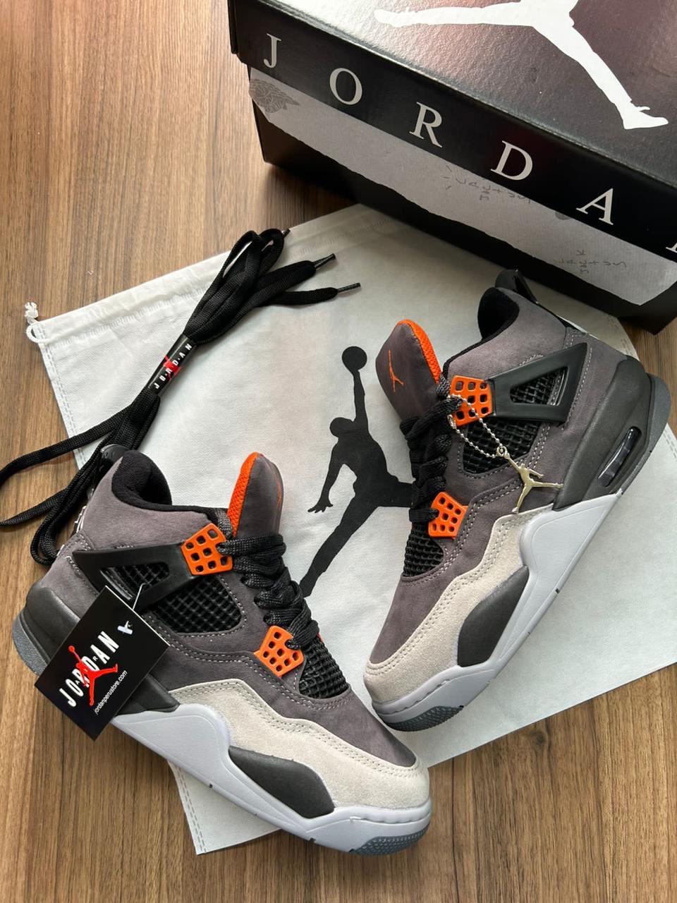 Air Jordan 4 - Preto/Laranja