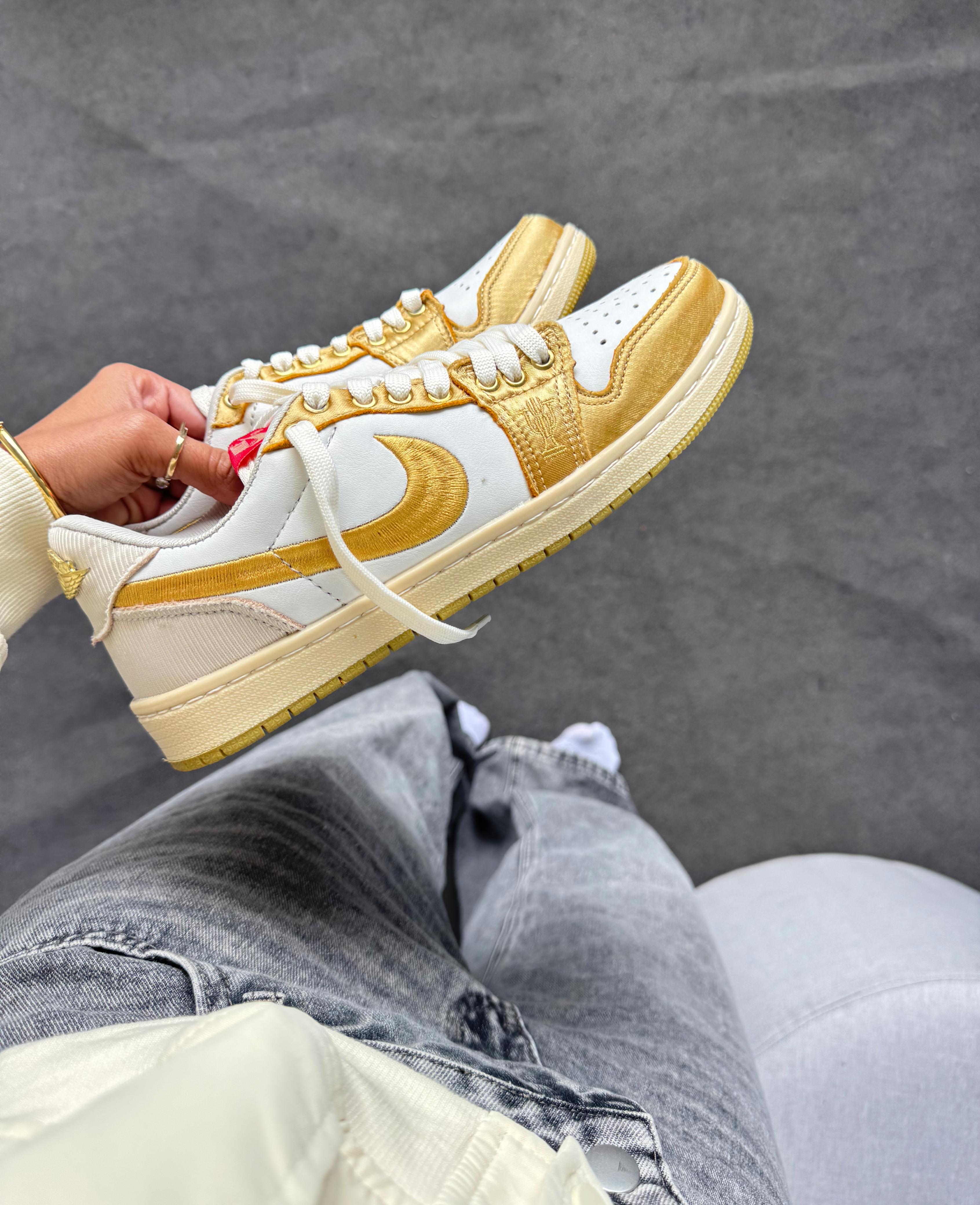 Jordan 1 Low Suede LX Gold - Branco/Dourado