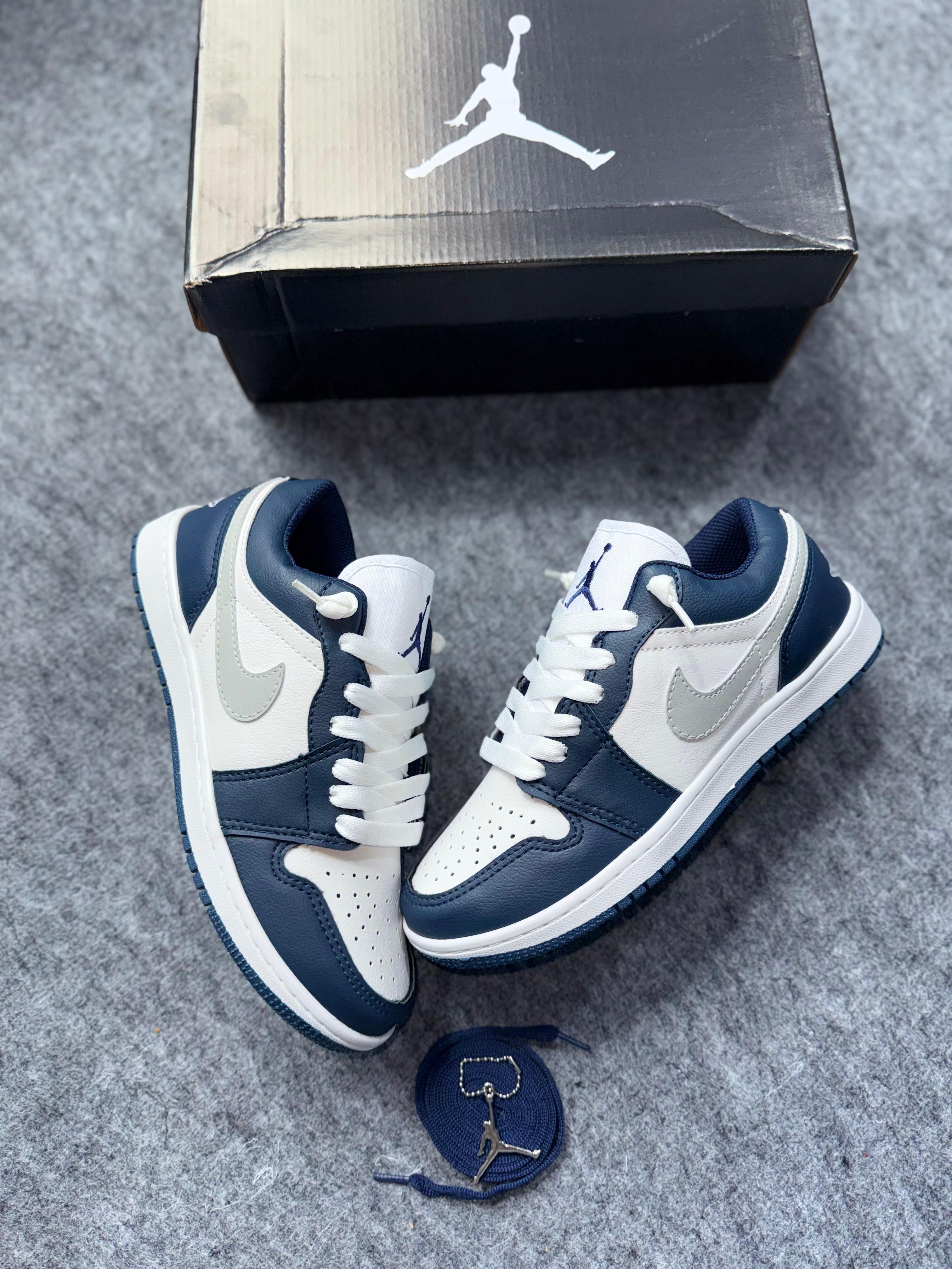 Air Jordan 1 Low - Marinho/Branco