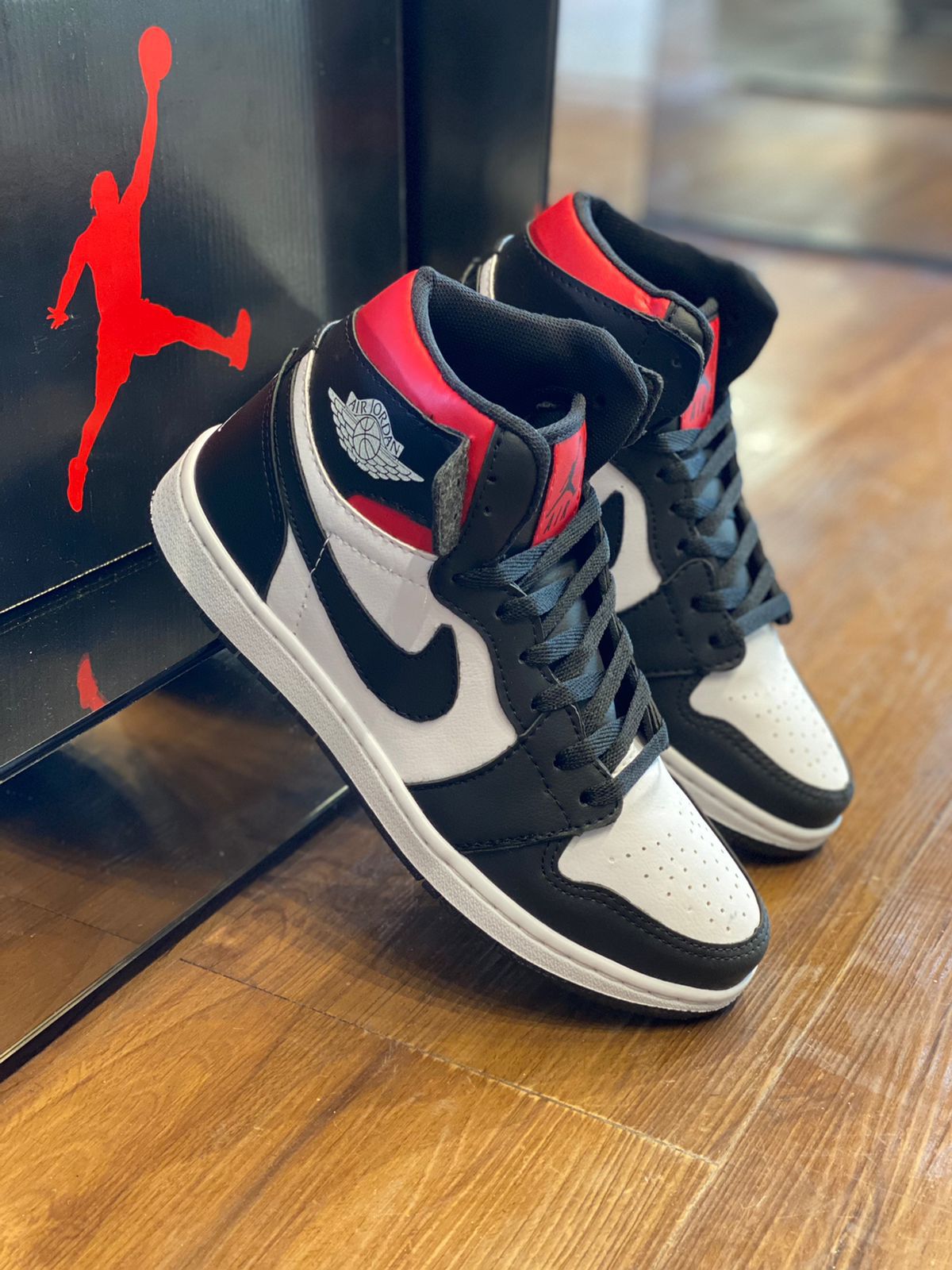 Air Jordan 1 High - Vermelho/Preto/Branco