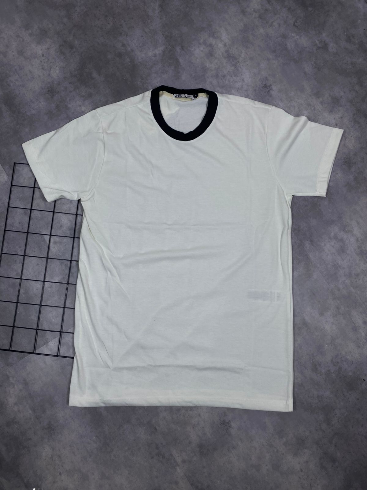 Camiseta Zara Cor Branca Com detalha na gola