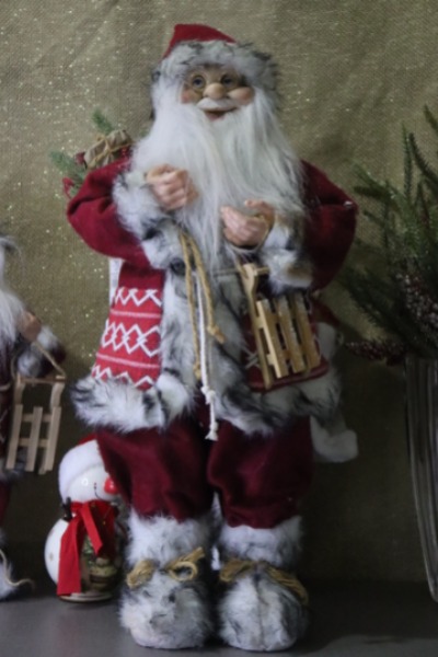PAPAI NOEL EM PÉ COM SKI VERMELHO