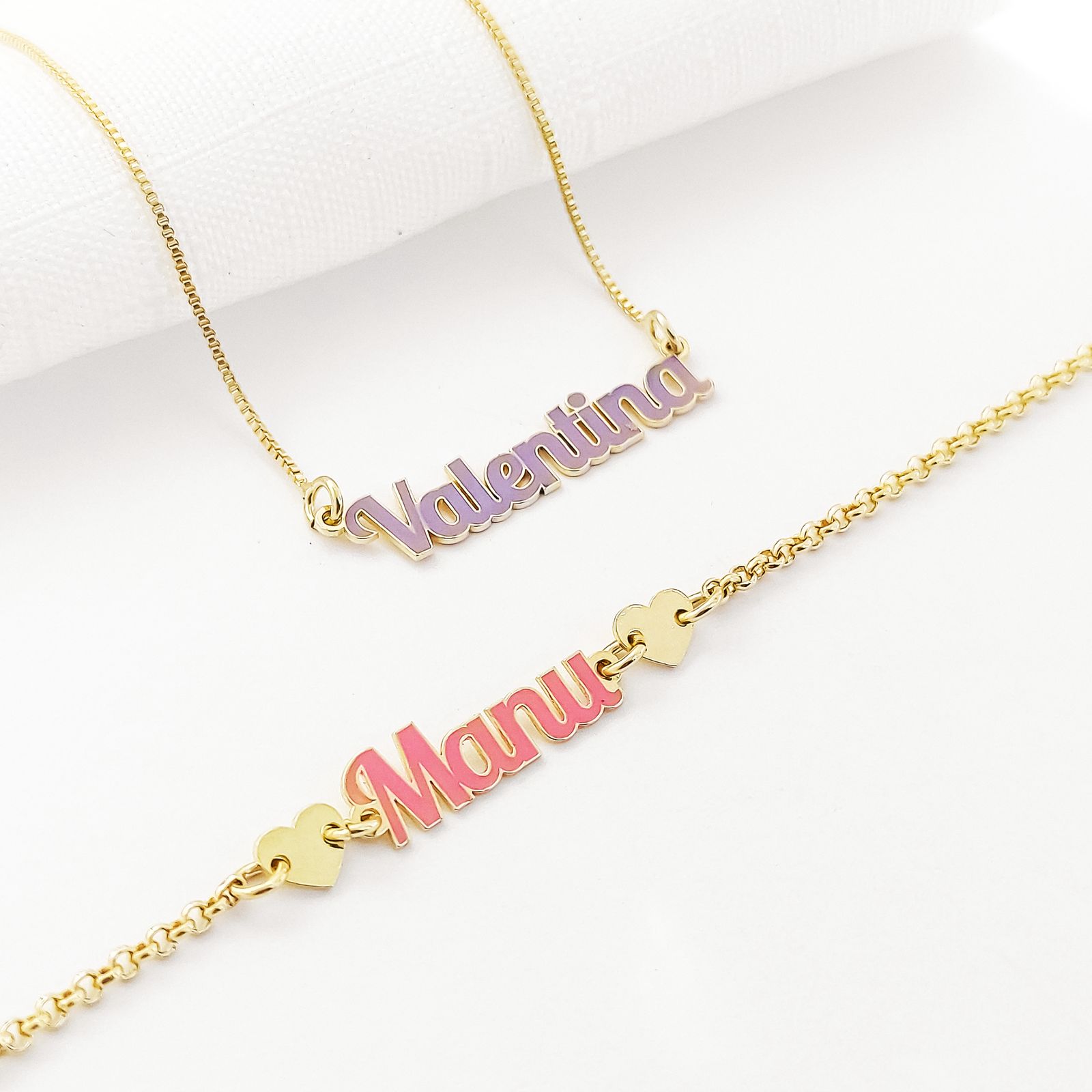 pulseira infantil com nome resinado e corações banhado a ouro