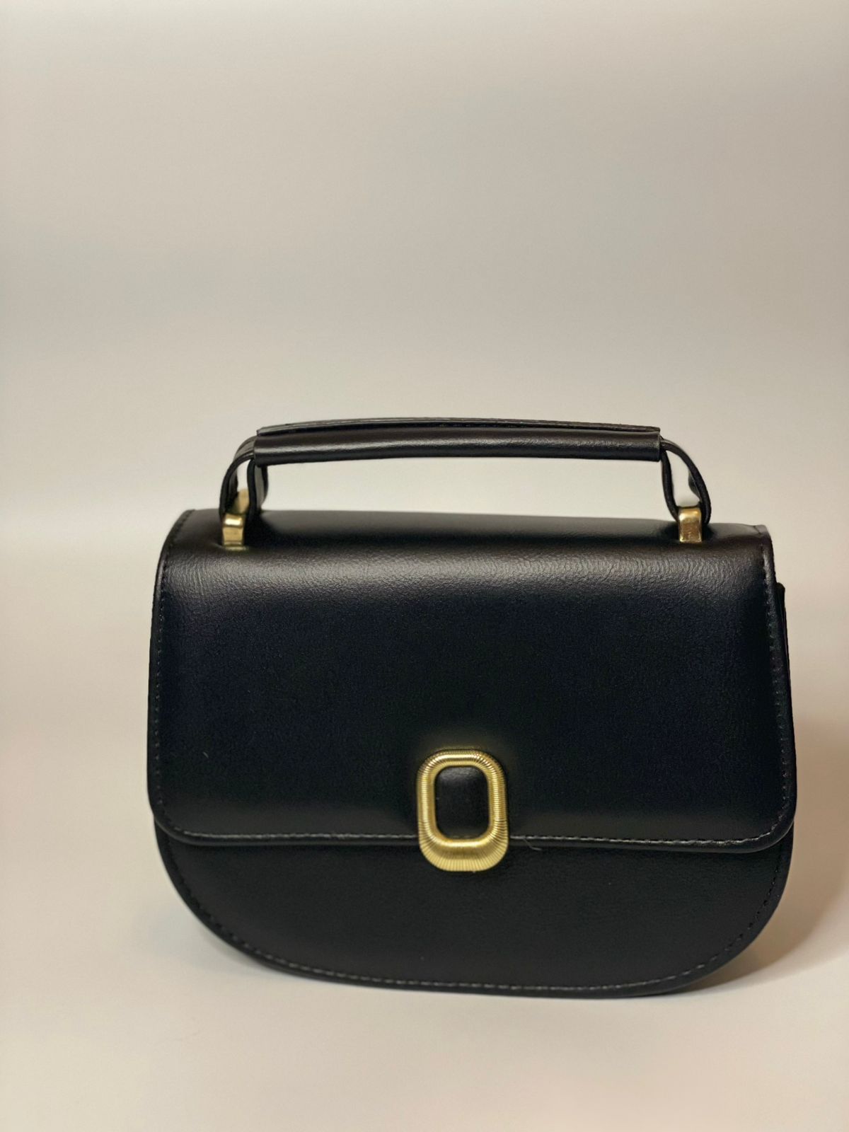 Bolsa Aviv Noir Luxe Tiracolo   Preta com Corrente Dourada