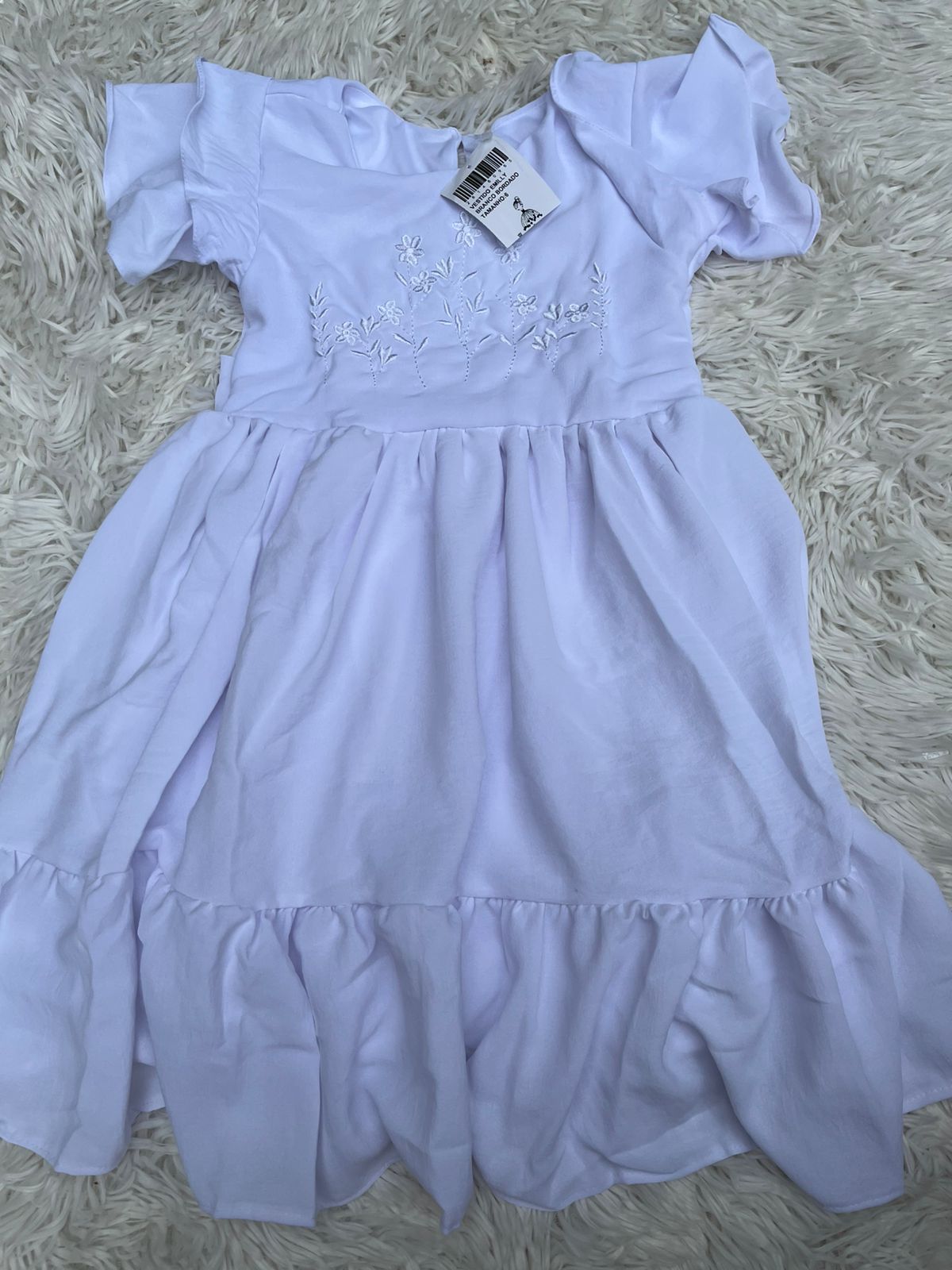Vestido bordado  branco com amarração que ajusta ao corpo da crianca (tecido:80%poliester e10% elastano)
