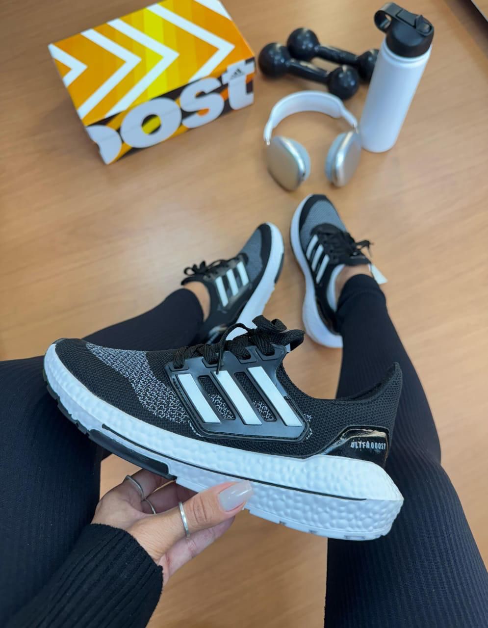 Adidas UltraBoost Preto/Branco
