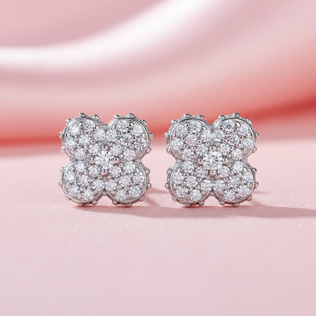 Brincos trevo com Moissanites - Prata com banho de Ródio - Cód.B139