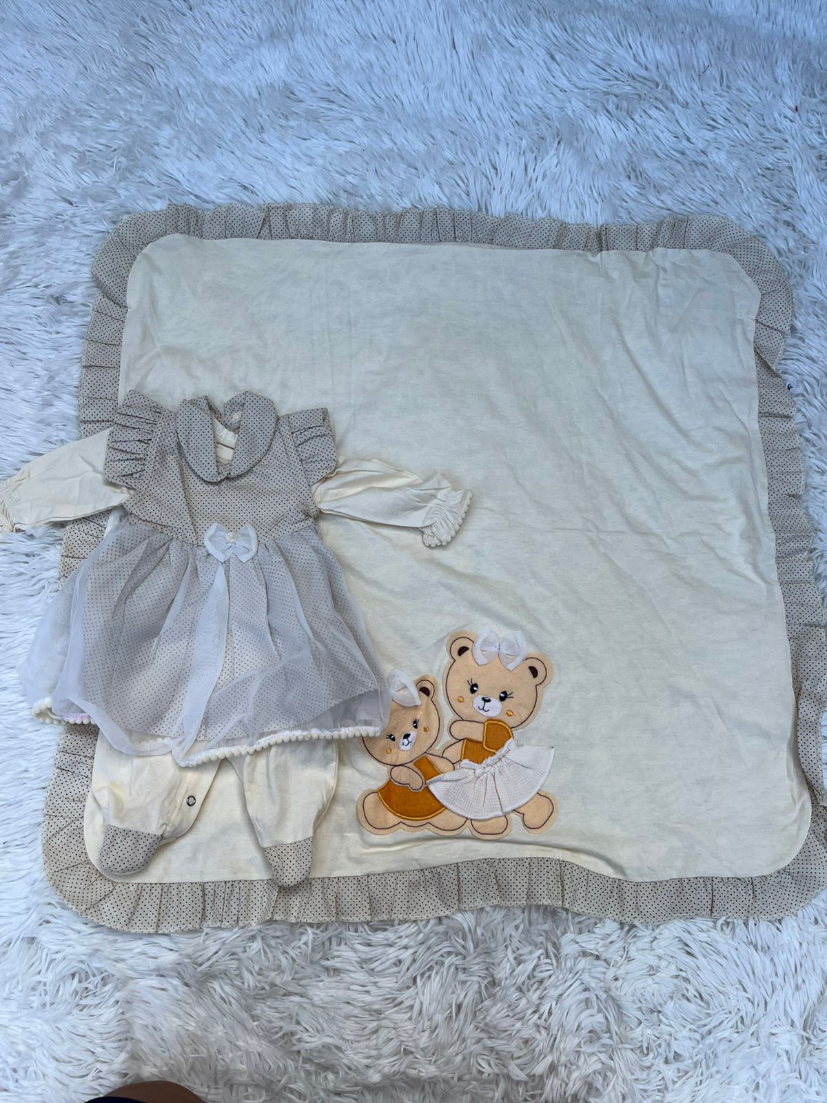 Saída Maternidade cor creme  ,100% algodão com botoes de pressão pé fechado( manta, macacão vestido)