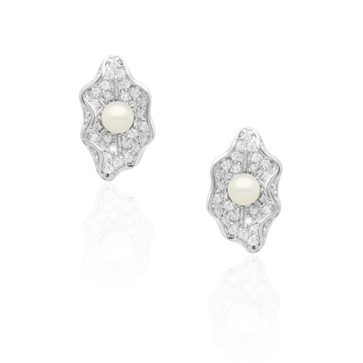 Brinco concha cravejada banhado a ródio