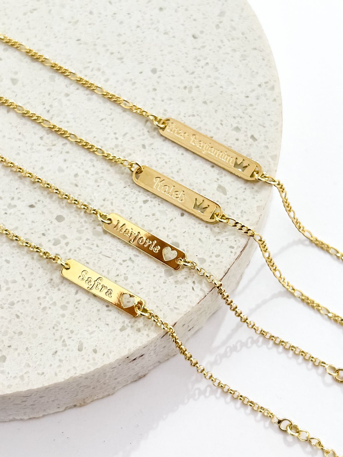 Pulseira infantil nome e coroa/coração banhado a ouro