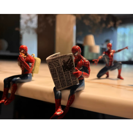 Boneco Homem Aranha Sentado Lendo Jornal - Decoração Geek Marvel filme