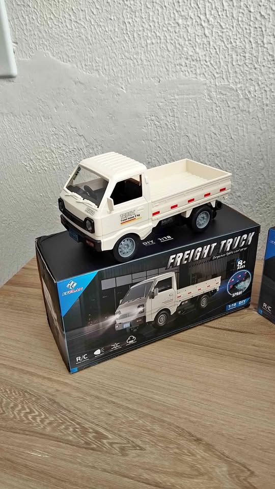 Caminhão Controle Remoto Freight 1:18 Recarregável à bateria com Spray e Farol LED