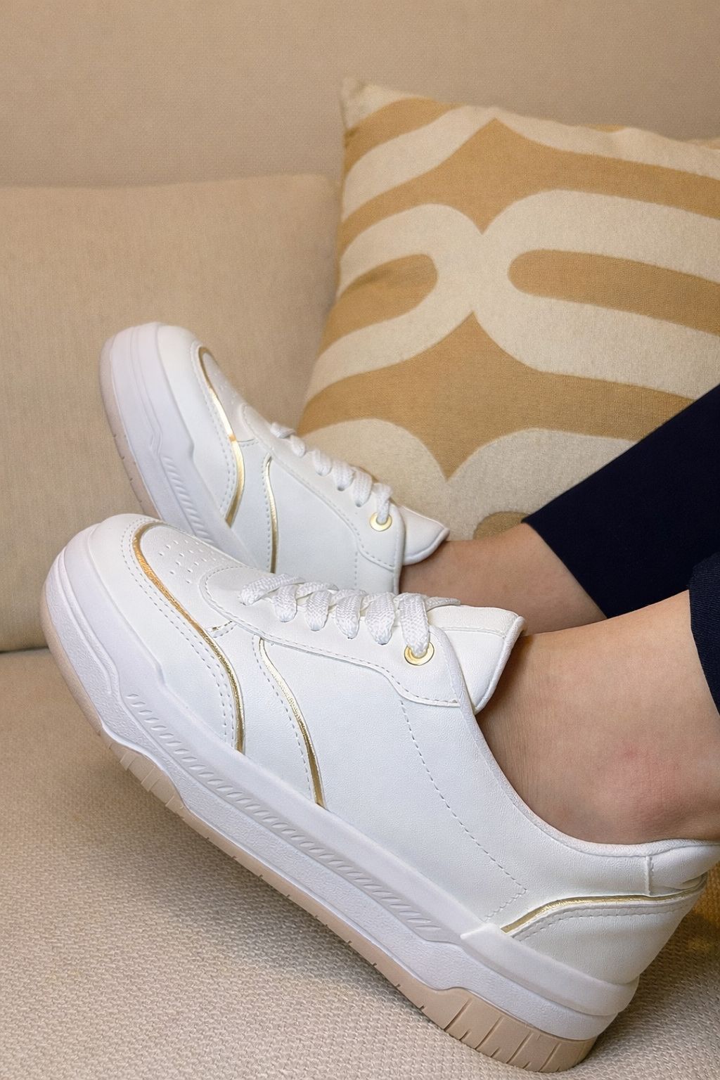 Tênis Branco com detahes em dourado!