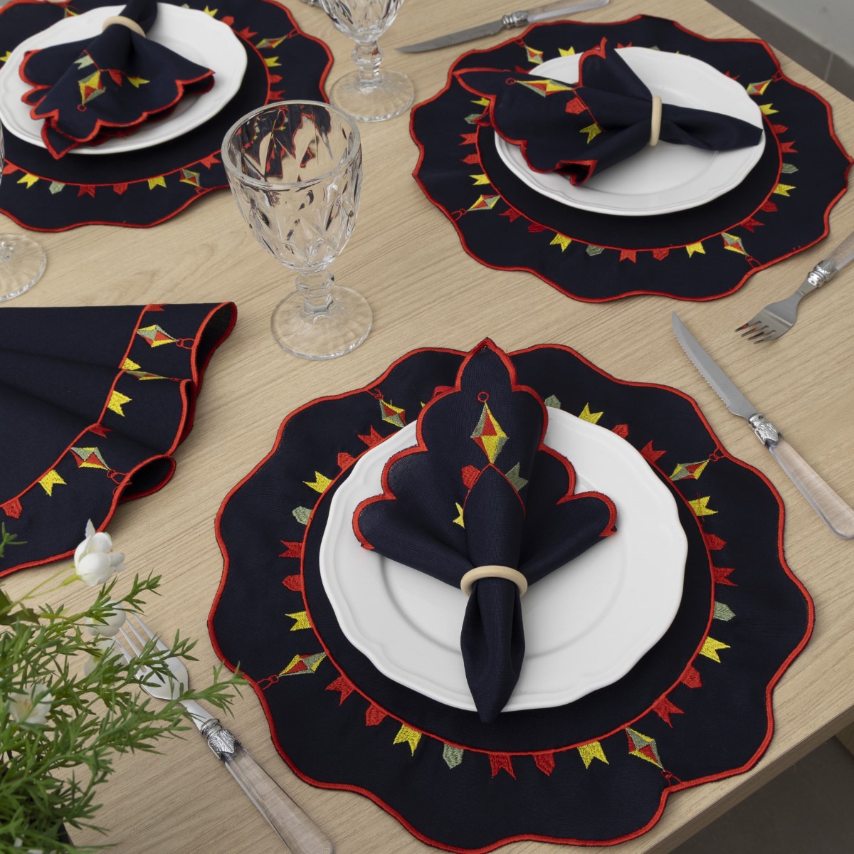 Kit com Jogos Americanos e Guardanapos Juninos com 8 Peças