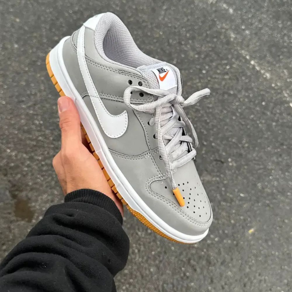 Tênis SB Dunk Low - Cinza/Branco