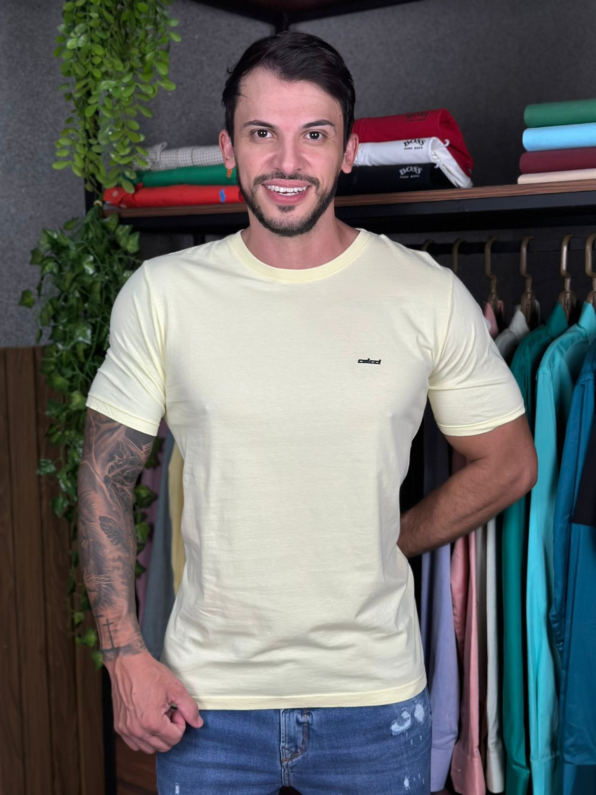 Camiseta Colcci: Elegância Minimalista com Conforto Premium para Todos os Estilos!