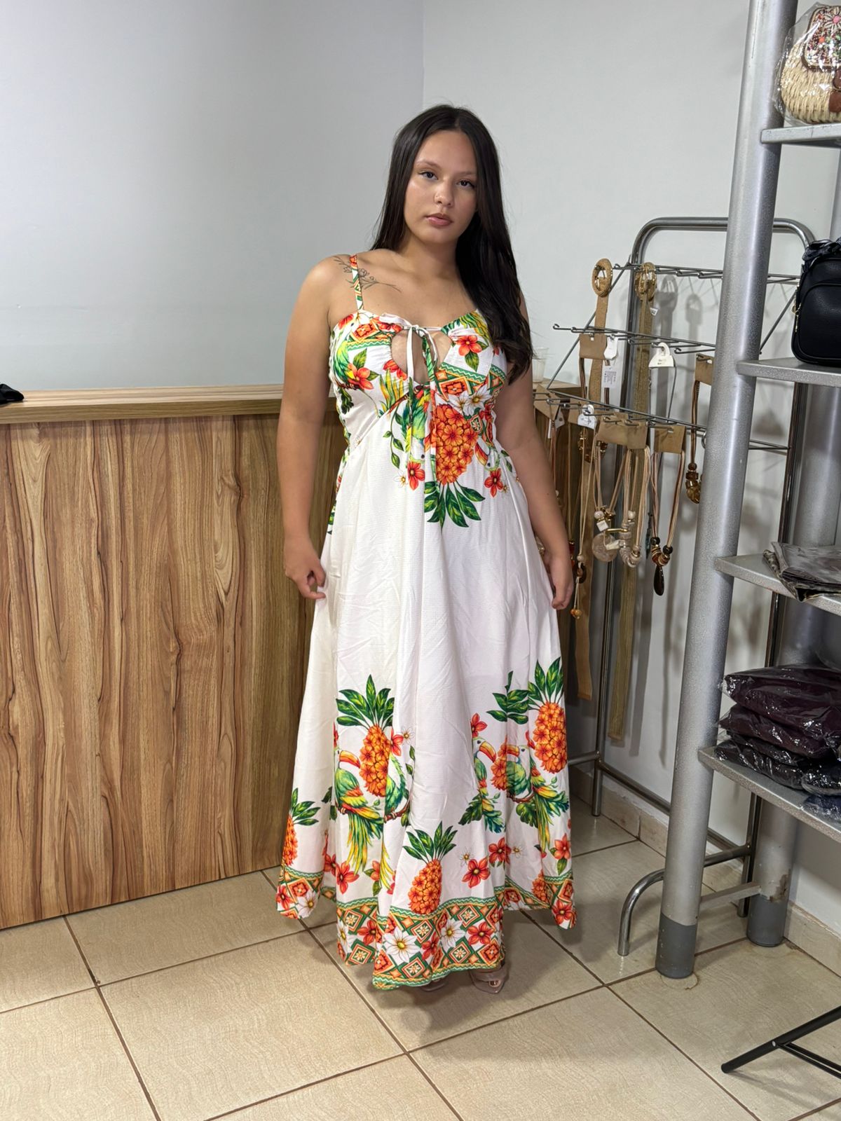 Vestido longo de alcinha com estampa tropical de abacaxi