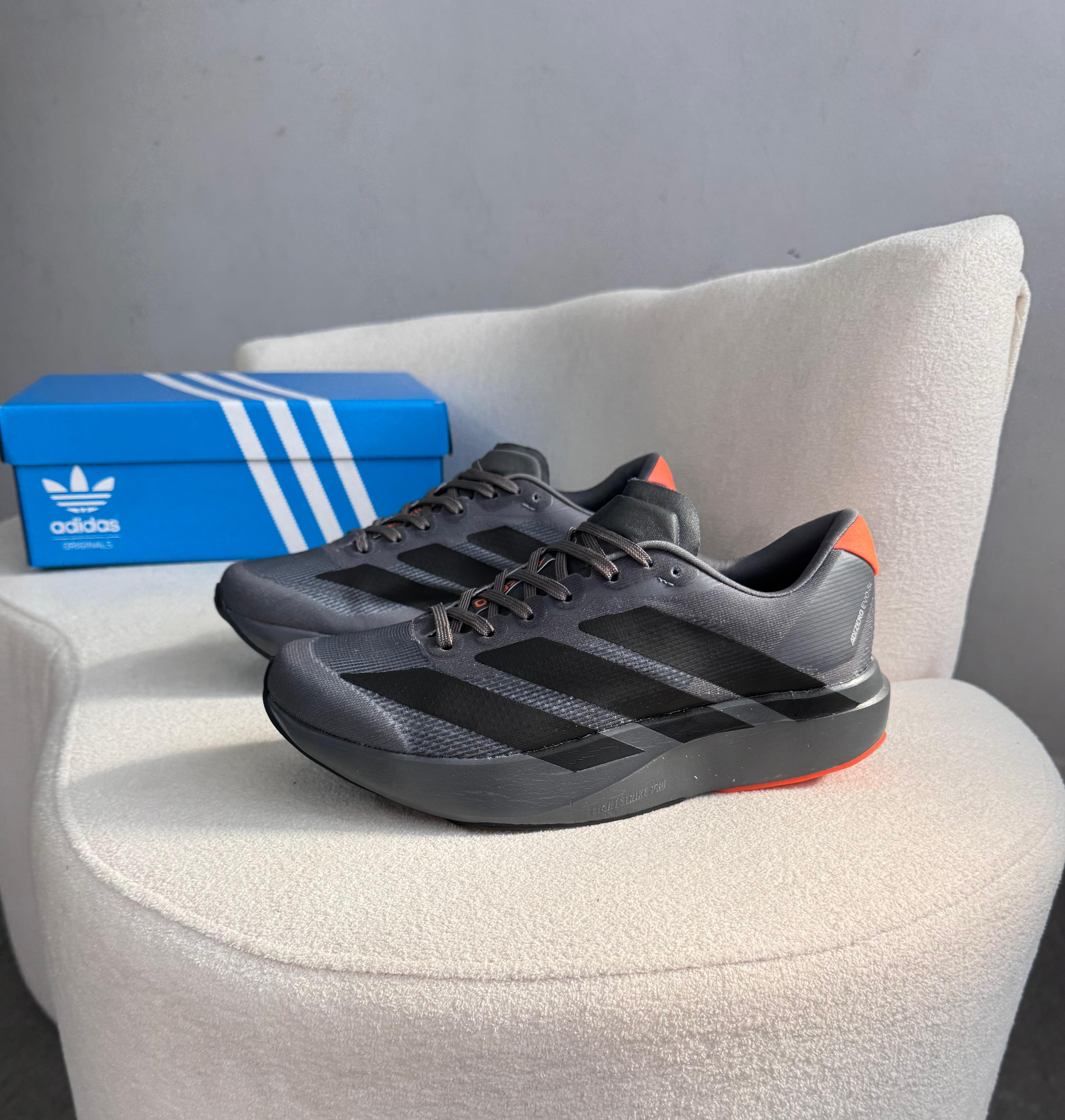 Tênis Adidas Adizero EVO SL Masculino Grafite/Cinza   Leve, Placa de Carbono e Performance