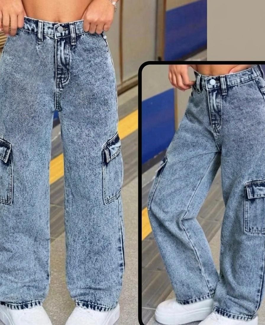 Calça Jeans Cargo com Bolsos Laterais