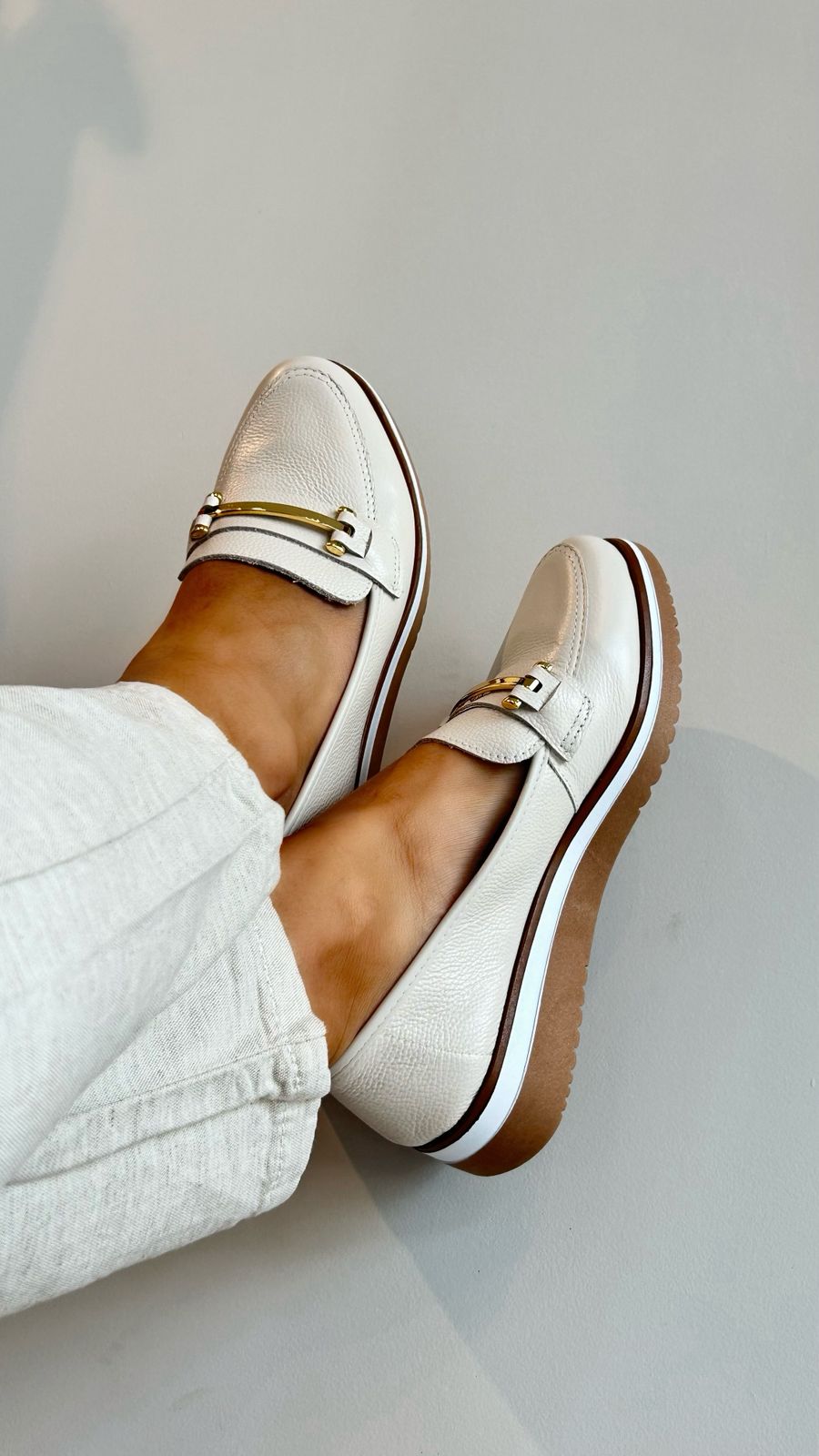 MOCASSIM OFF WHITE COURO BRIDÃO