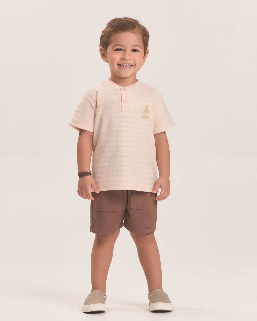 Conjunto camiseta malha diferenciada + bermuda sarja com elastano