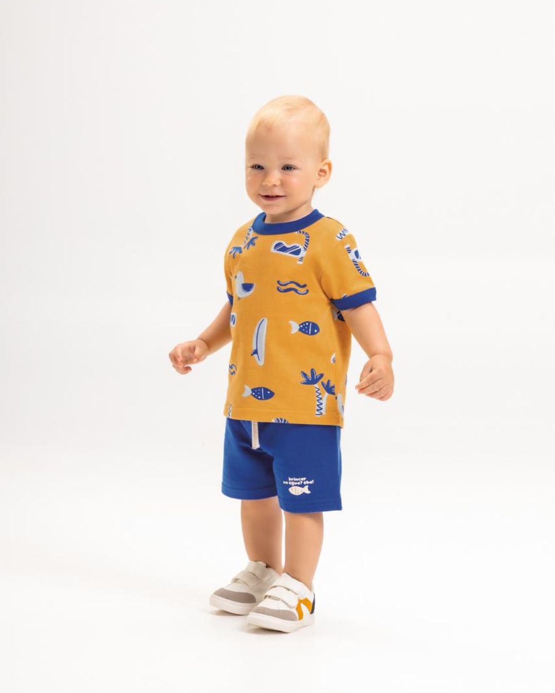 Conjunto camiseta malha estampada + bermuda moletinho