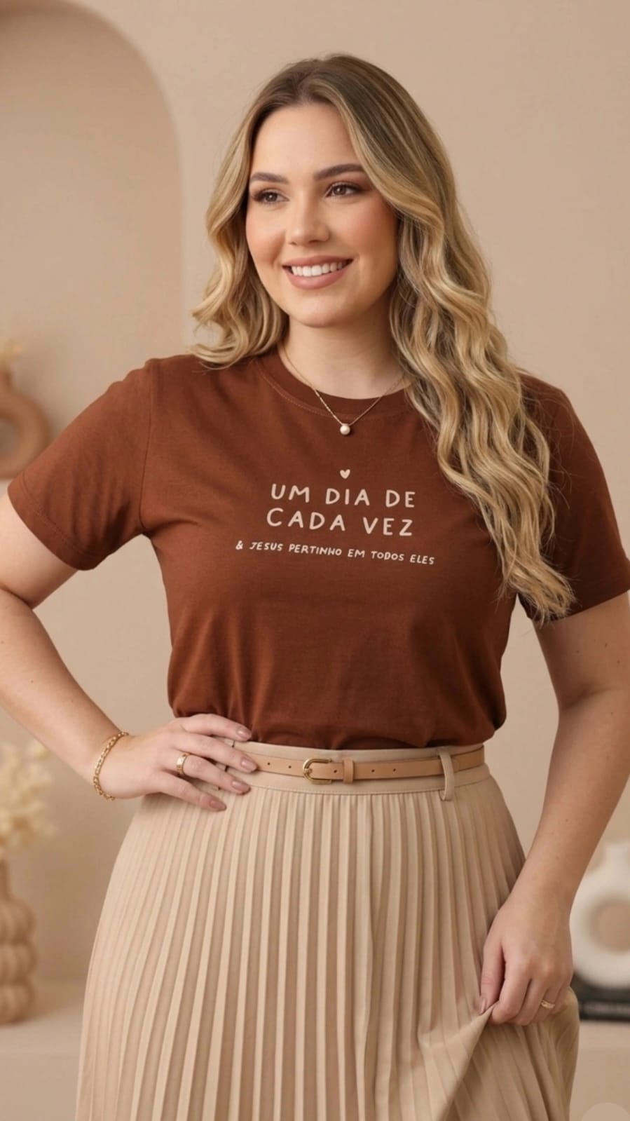 Camiseta feminina cristã Um dia de cada vez - marrom