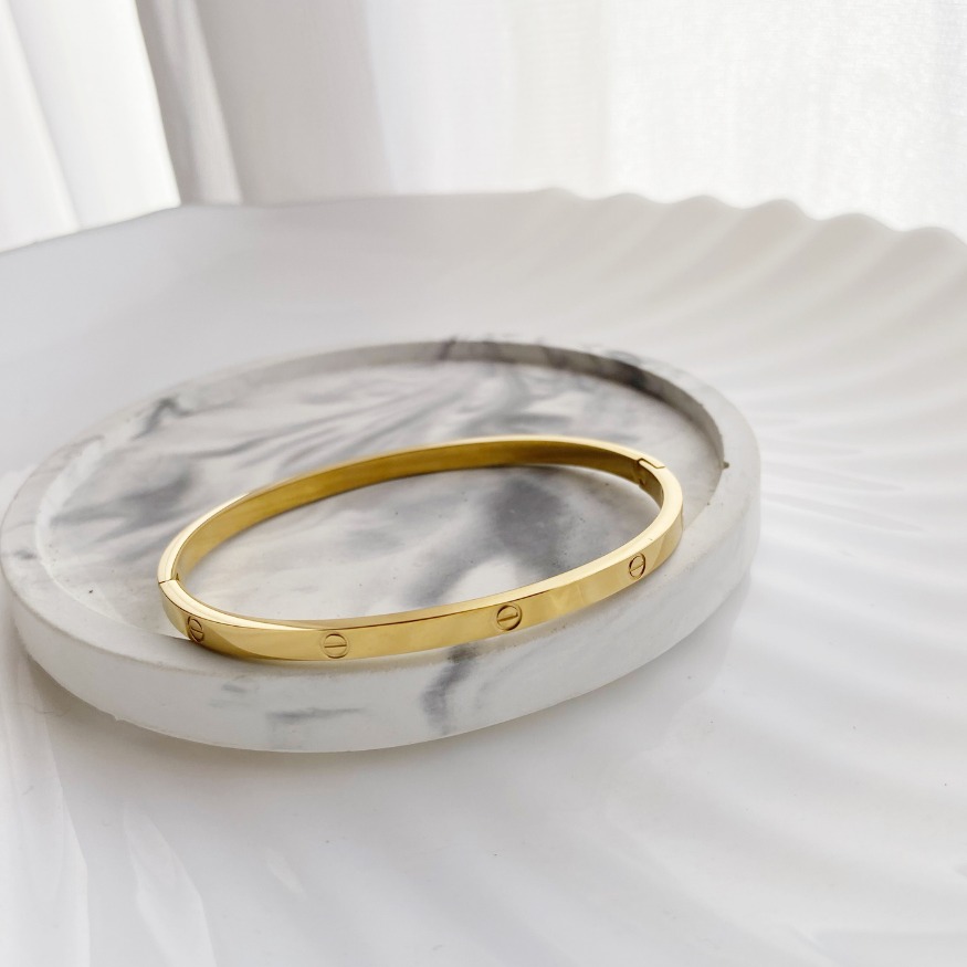 Bracelete Estilo Icônico com Detalhes Parafusados em Aço Inoxidável Dourado