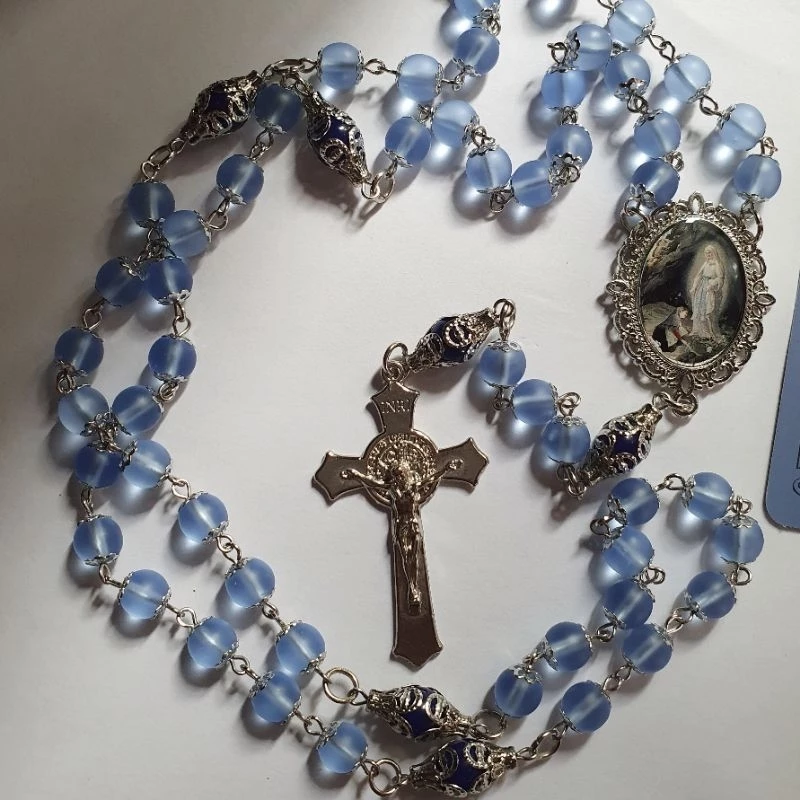 Terço de Nossa Senhora de Lourdes com porcelana tcheca