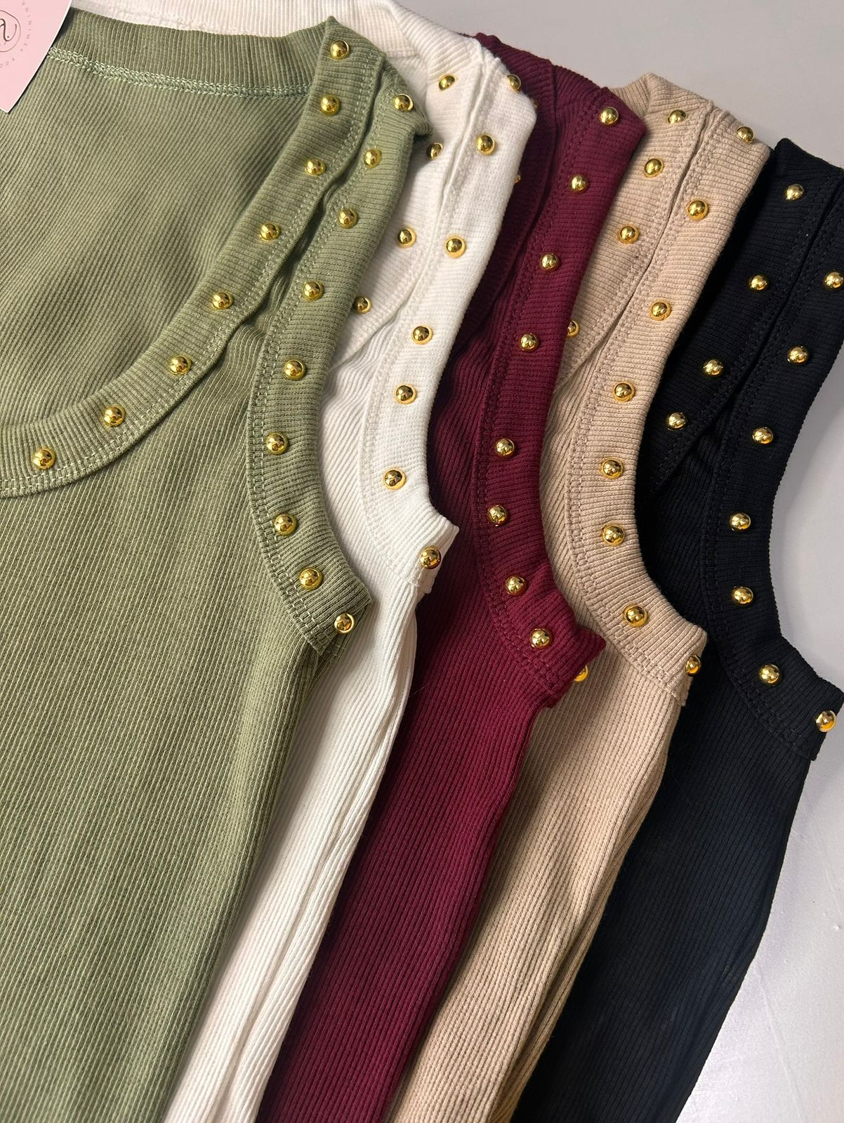Regata Feminina Canelada com Tachas Douradas Elegante Ajustada Moda Blogueira