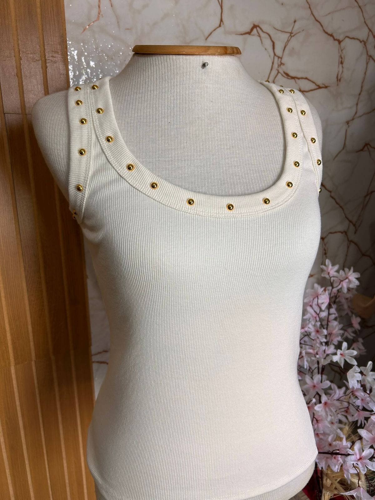 Regata Feminina Canelada com Tachas Douradas Elegante Ajustada Moda Blogueira