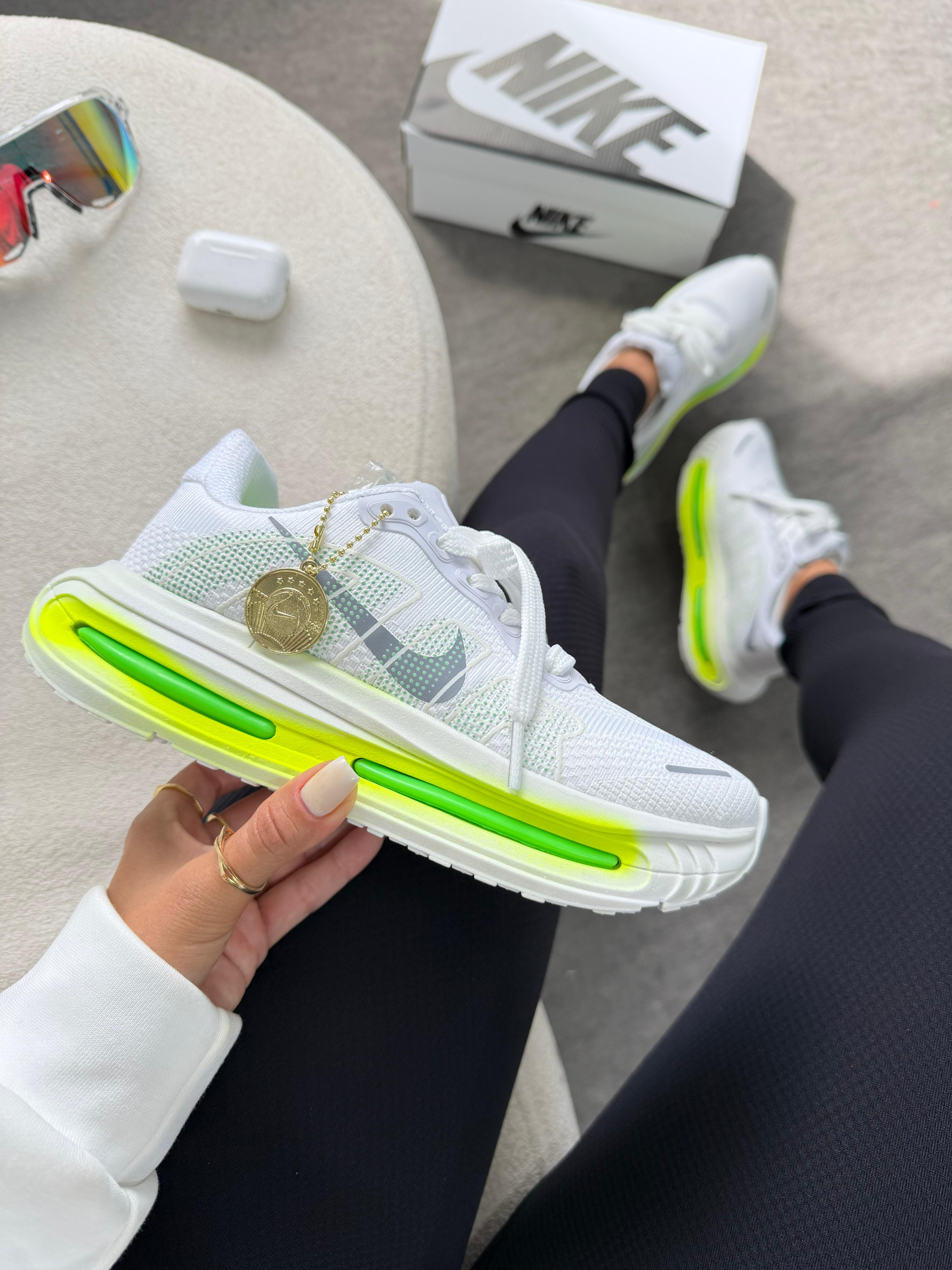 Tênis Nike Air Zoom Vomero   Feminino (Primeira Linha)
