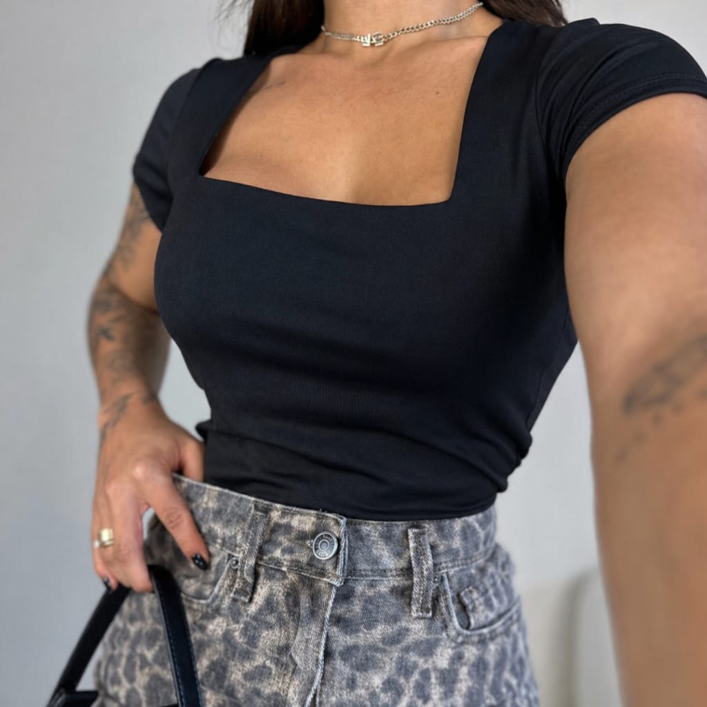 Blusa com Decote Quadrado e Mangas Curtas